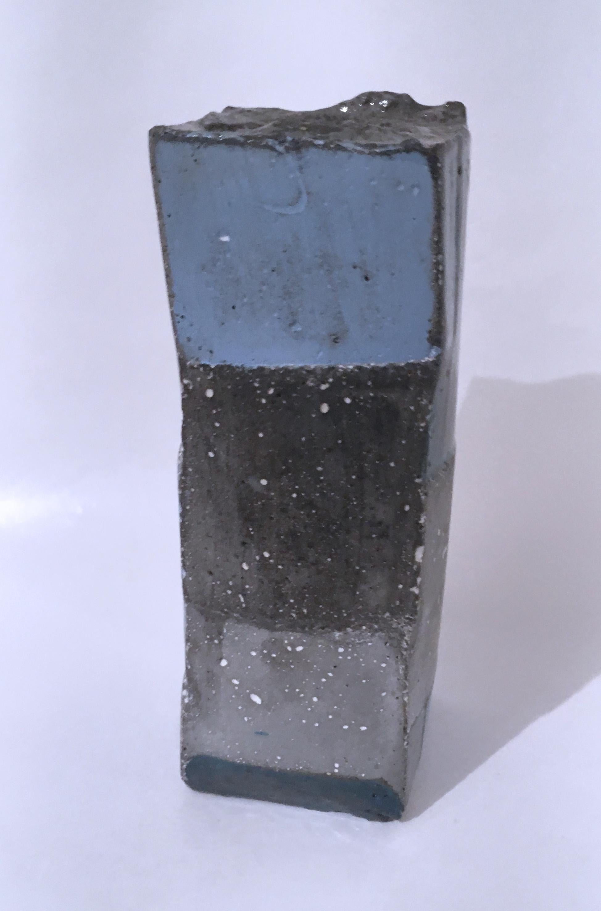Votive Skulptur mit blauem und weißem Würfelschliff, 2, 2020 im Angebot 2