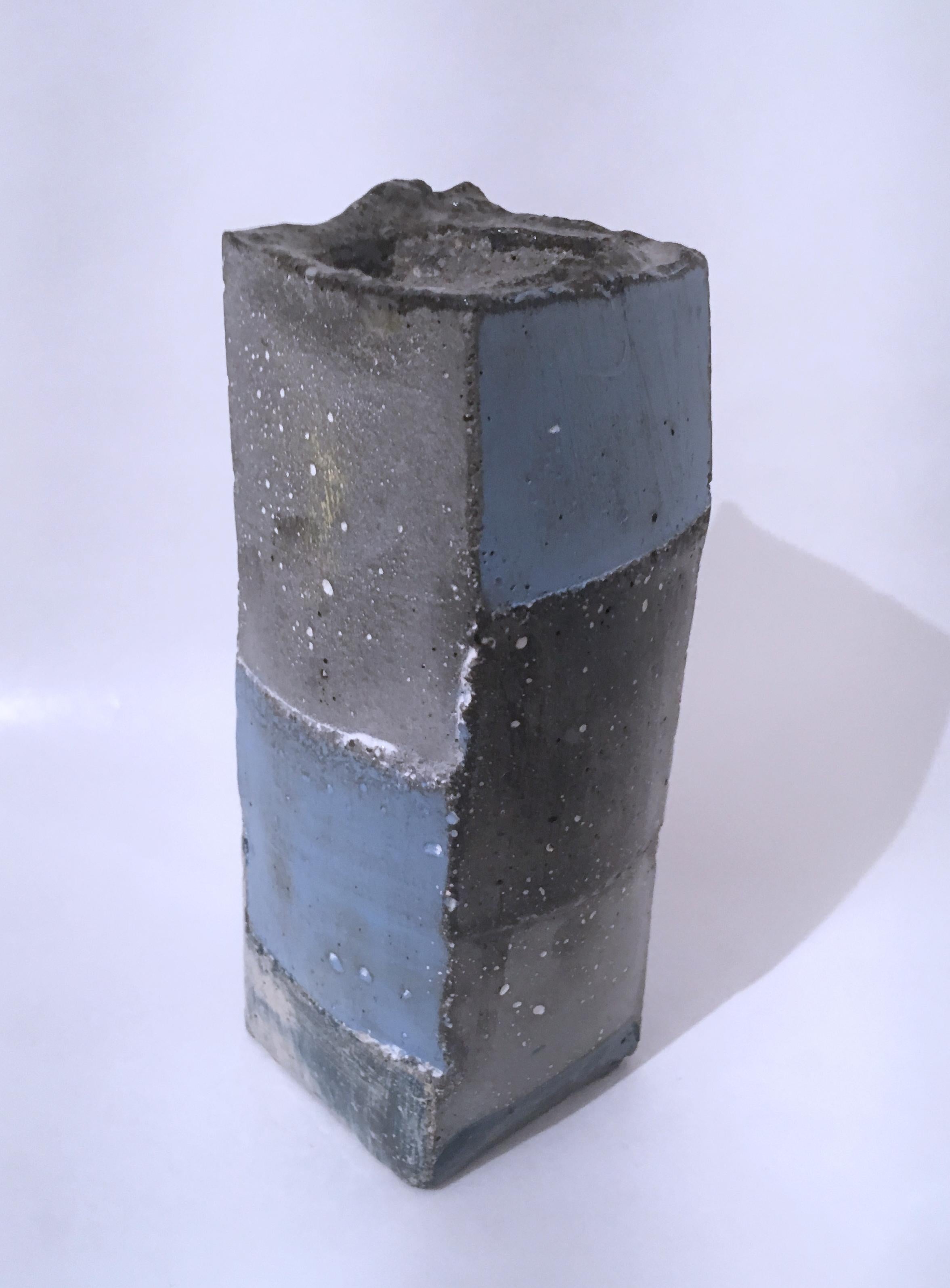 Votive Skulptur mit blauem und weißem Würfelschliff, 2, 2020 im Angebot 3