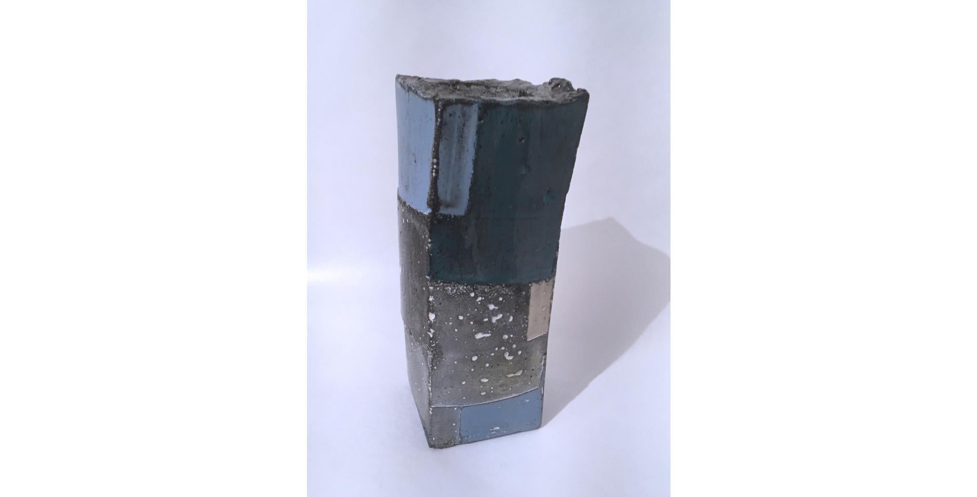 Votive Skulptur mit blauem und weißem Würfelschliff, 2, 2020 im Angebot 4