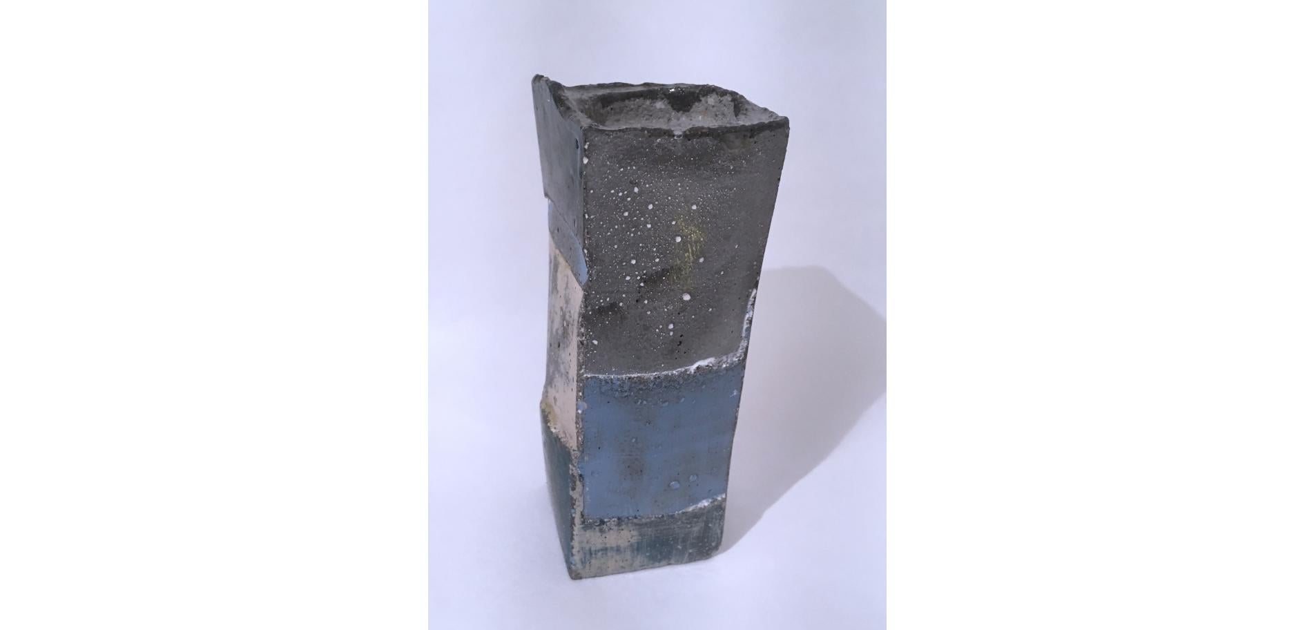 Votive Skulptur mit blauem und weißem Würfelschliff, 2, 2020 im Angebot 5
