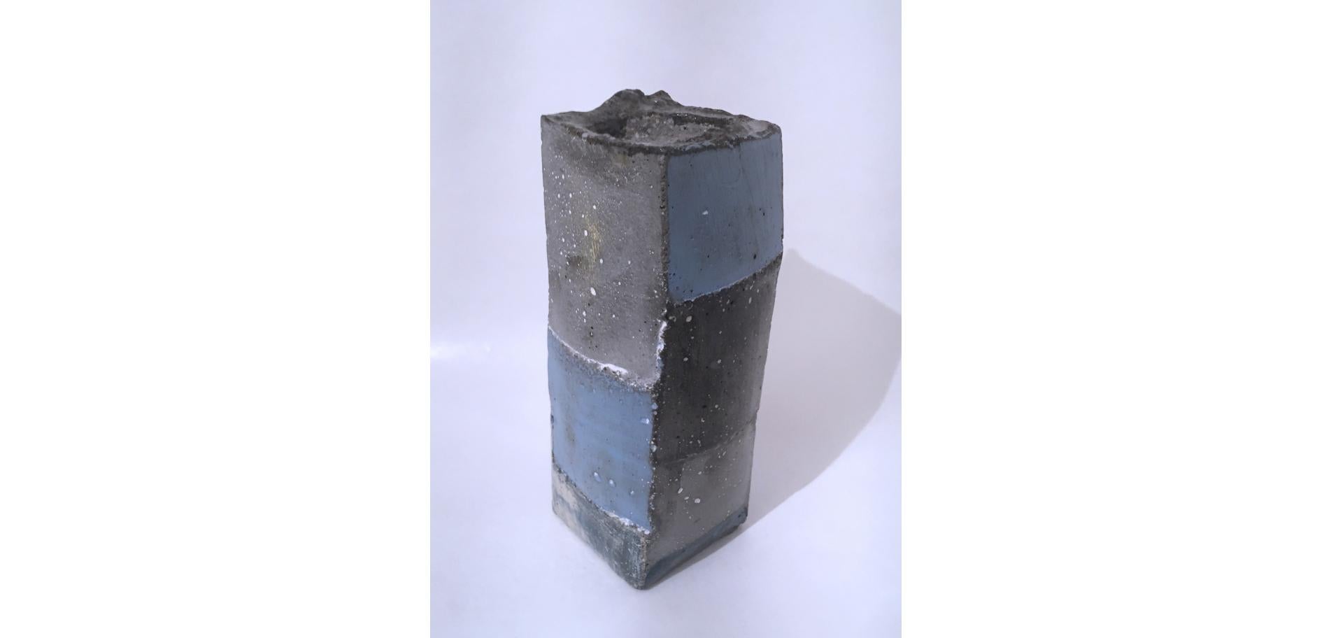 Votive Skulptur mit blauem und weißem Würfelschliff, 2, 2020 im Angebot 6