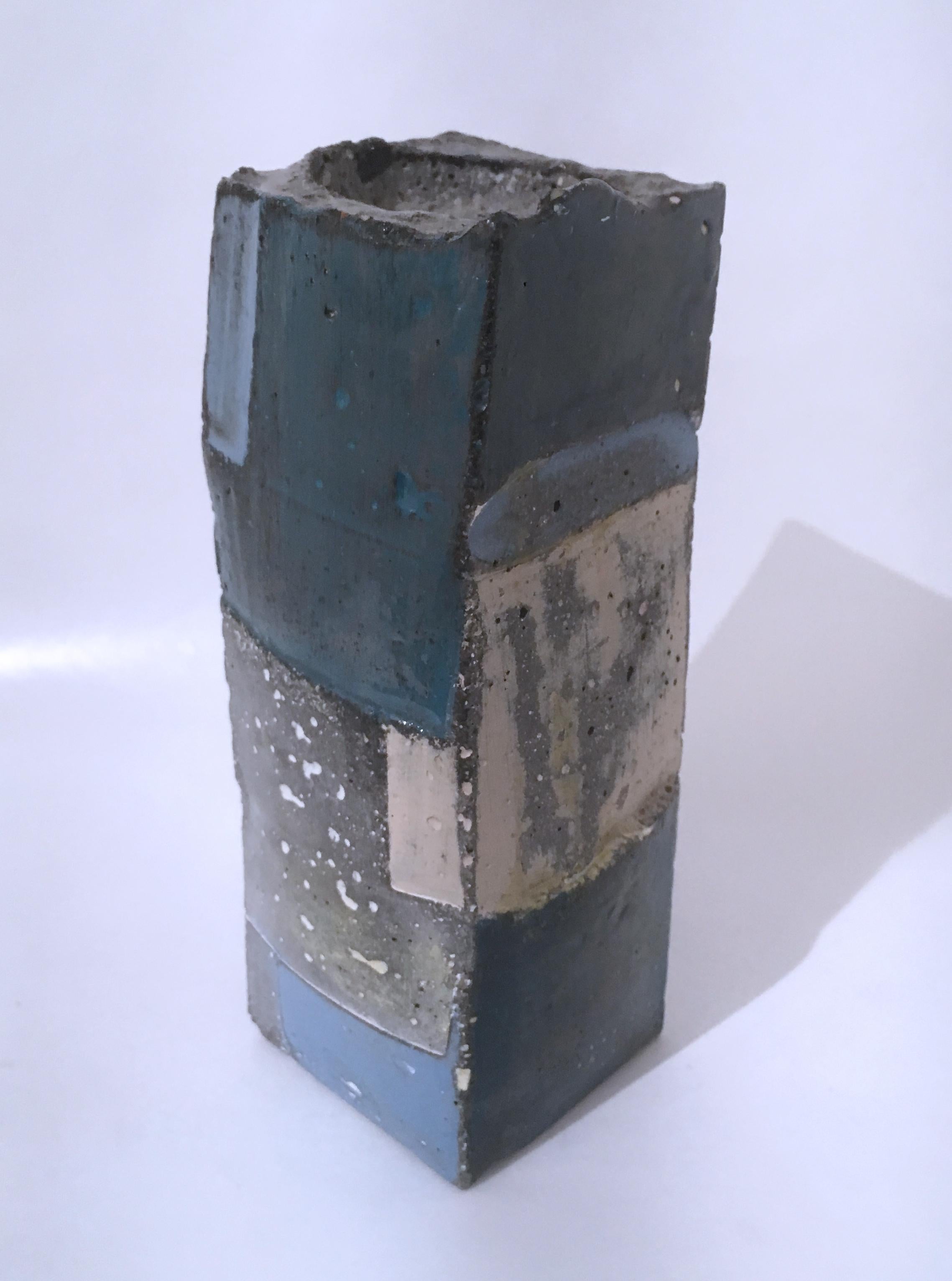 Votive Skulptur mit blauem und weißem Würfelschliff, 2, 2020 – Sculpture von Dena Paige Fischer