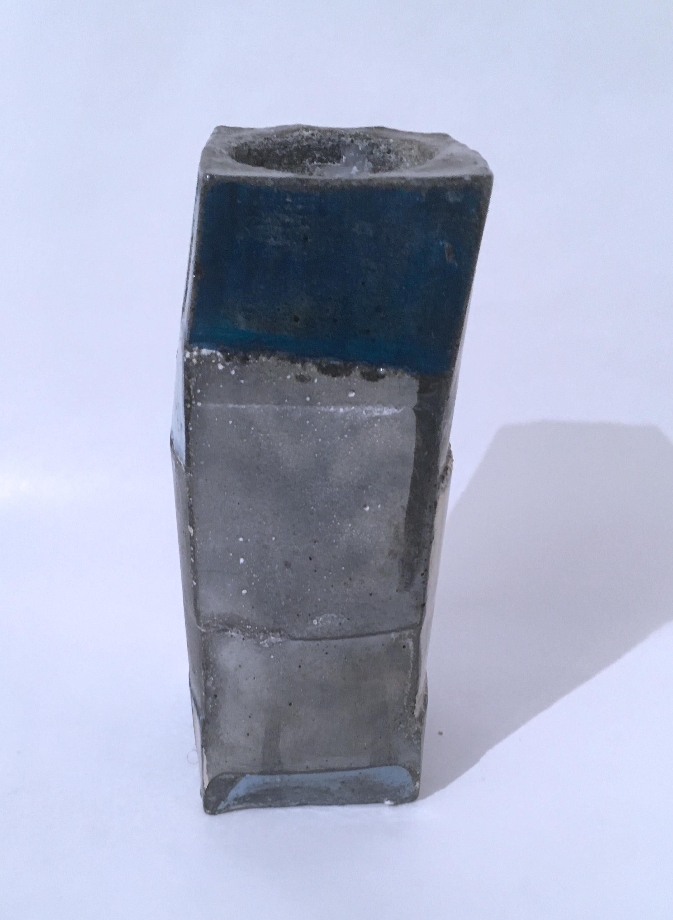 Votive Skulptur mit blauem und weißem Würfelschliff, 2020 (Geometrische Abstraktion), Sculpture, von Dena Paige Fischer