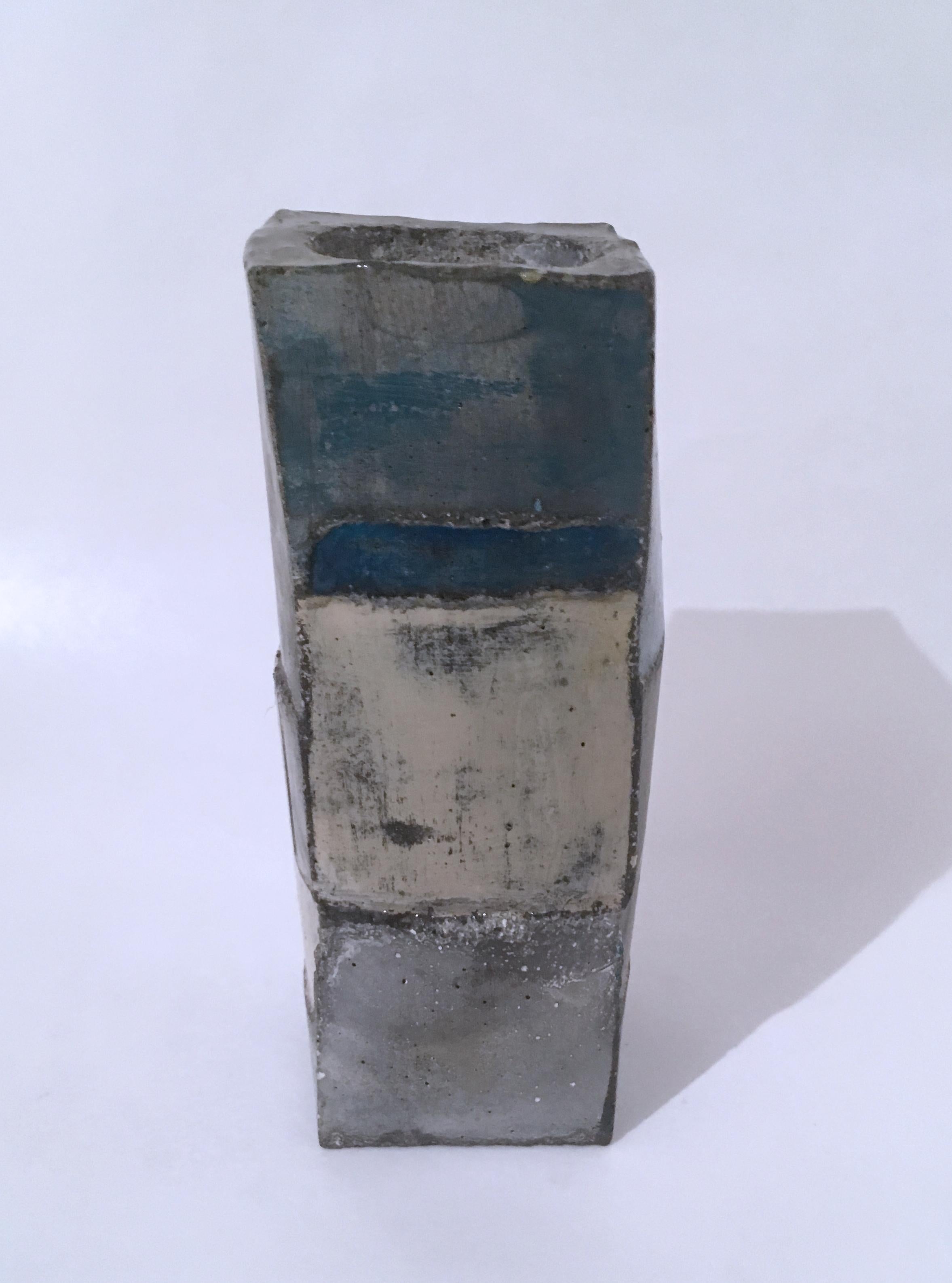 Dena Paige Fischer Abstract Sculpture – Votive Skulptur mit blauem und weißem Würfelschliff, 2020