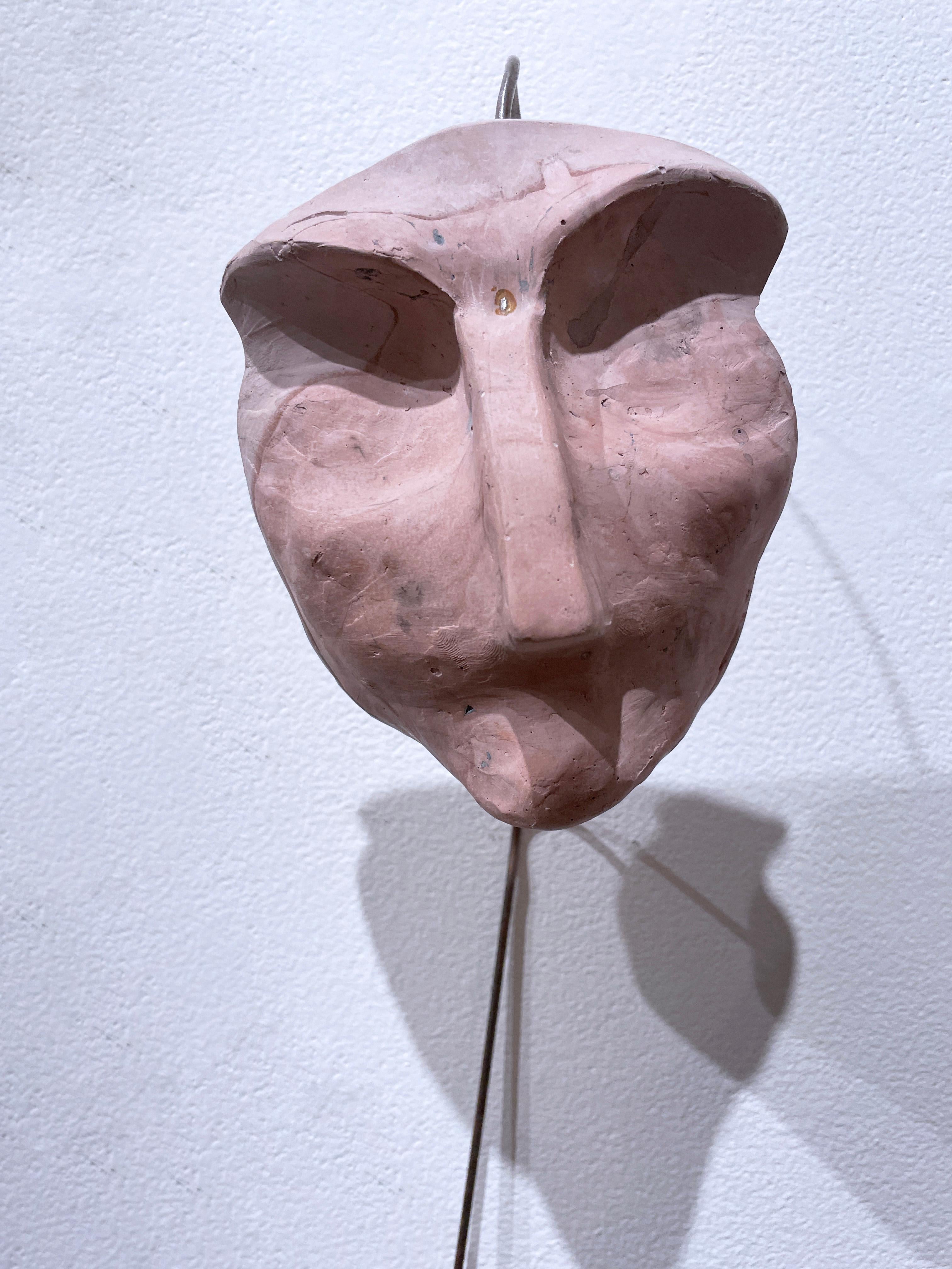 Dusty Rose Sage (2022), sculpture abstraite de visage en béton de terre cuite, fil métallique

Une sculpture murale, une sculpture d'étagère ou une sculpture de table biomorphique, terreuse et de style industriel.  Sculpture de visage abstrait