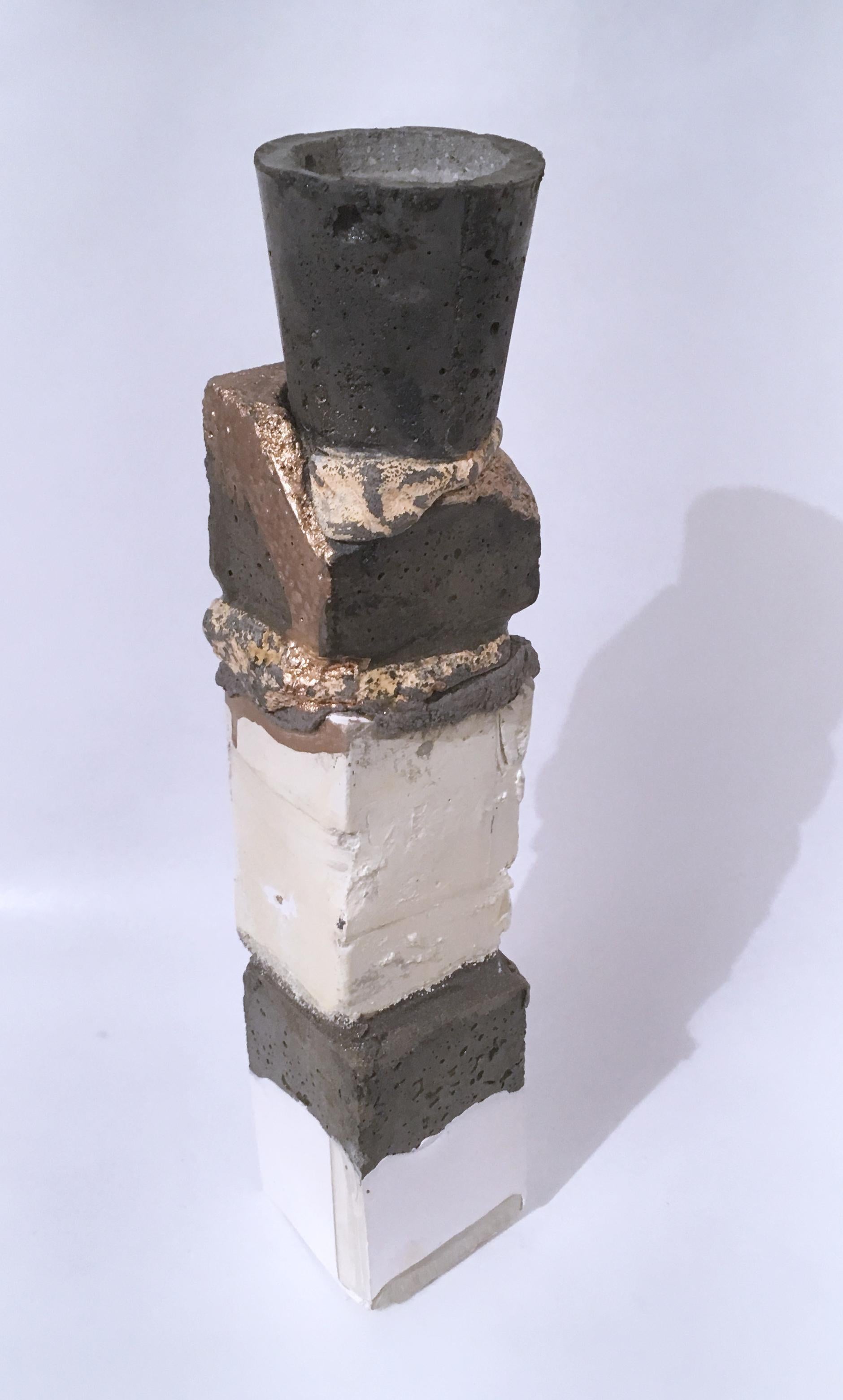 Escultura votiva en capas (gotas de oro), 2020 - Sculpture Geométrico abstracto de Dena Paige Fischer