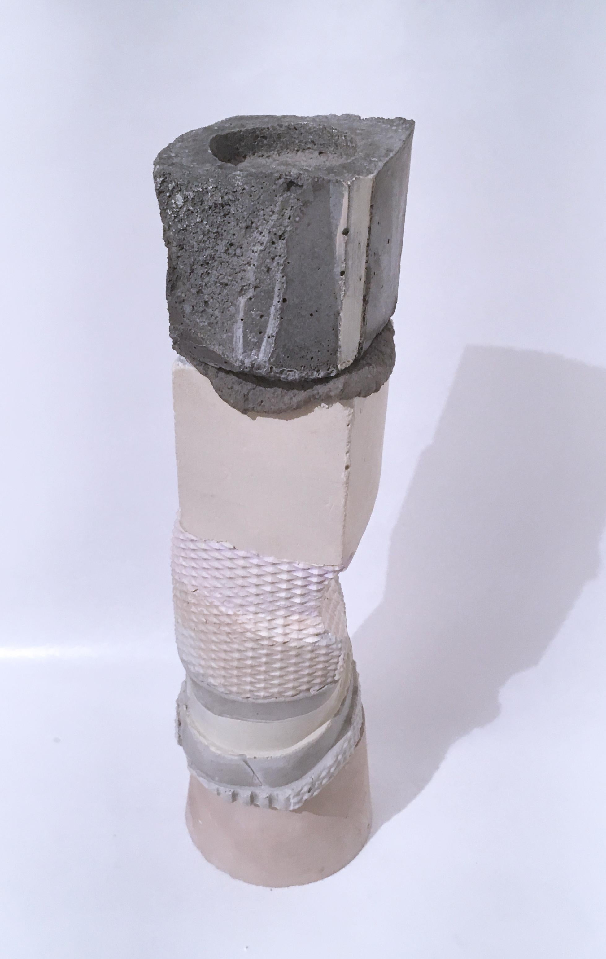 Mehrlagige Votive-Skulptur (Rosa/Grau/Weiß), 2020 – Sculpture von Dena Paige Fischer