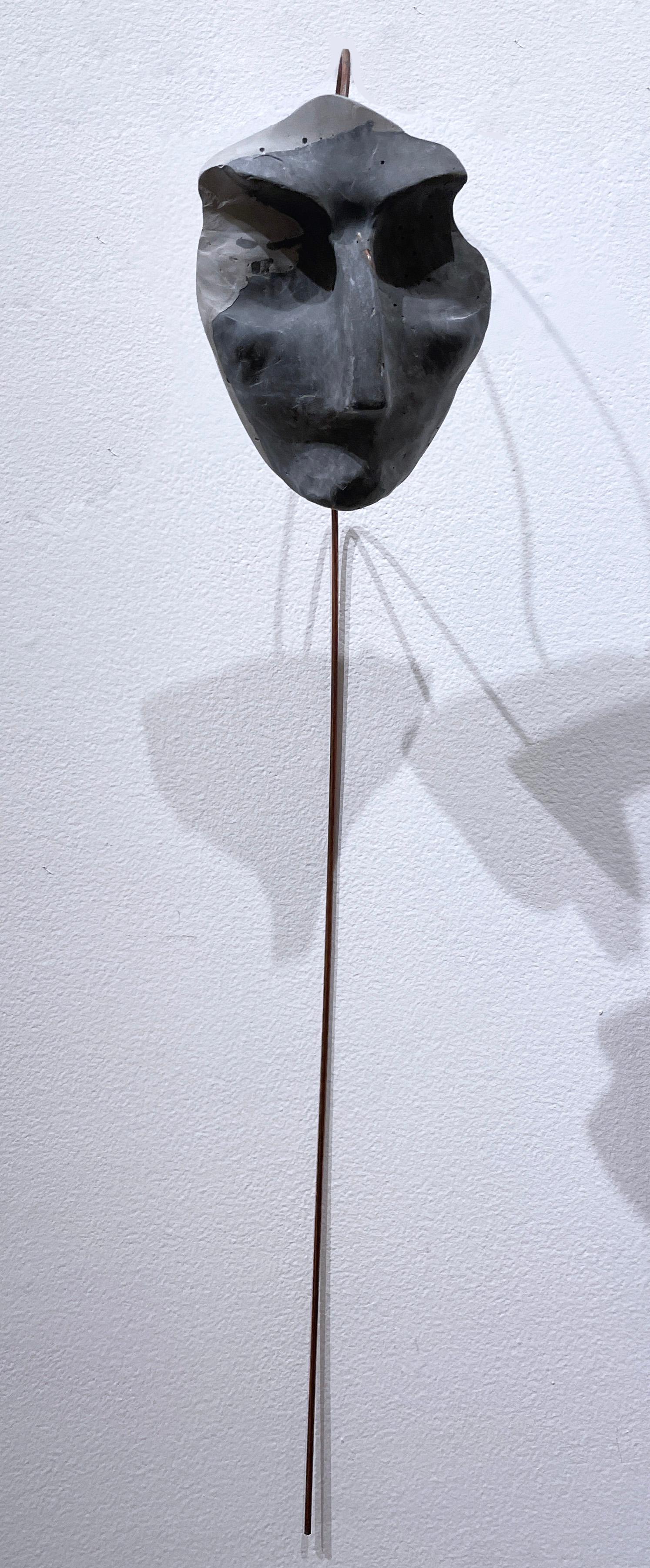 Sage marbré (2022), sculpture abstraite de visage en béton gris, fil métallique, terreux - Contemporain Sculpture par Dena Paige Fischer