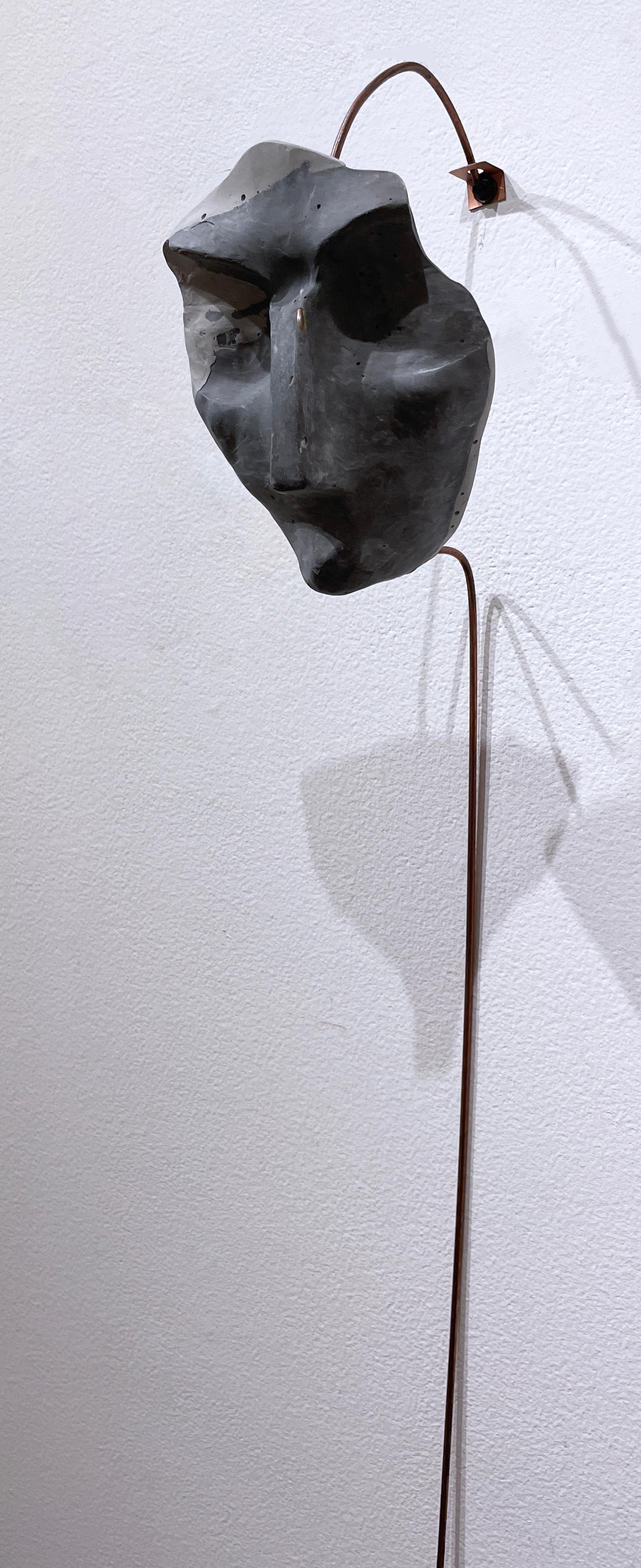 Sage marbré (2022), sculpture abstraite de visage en béton gris, fil métallique, terreux - Gris Abstract Sculpture par Dena Paige Fischer