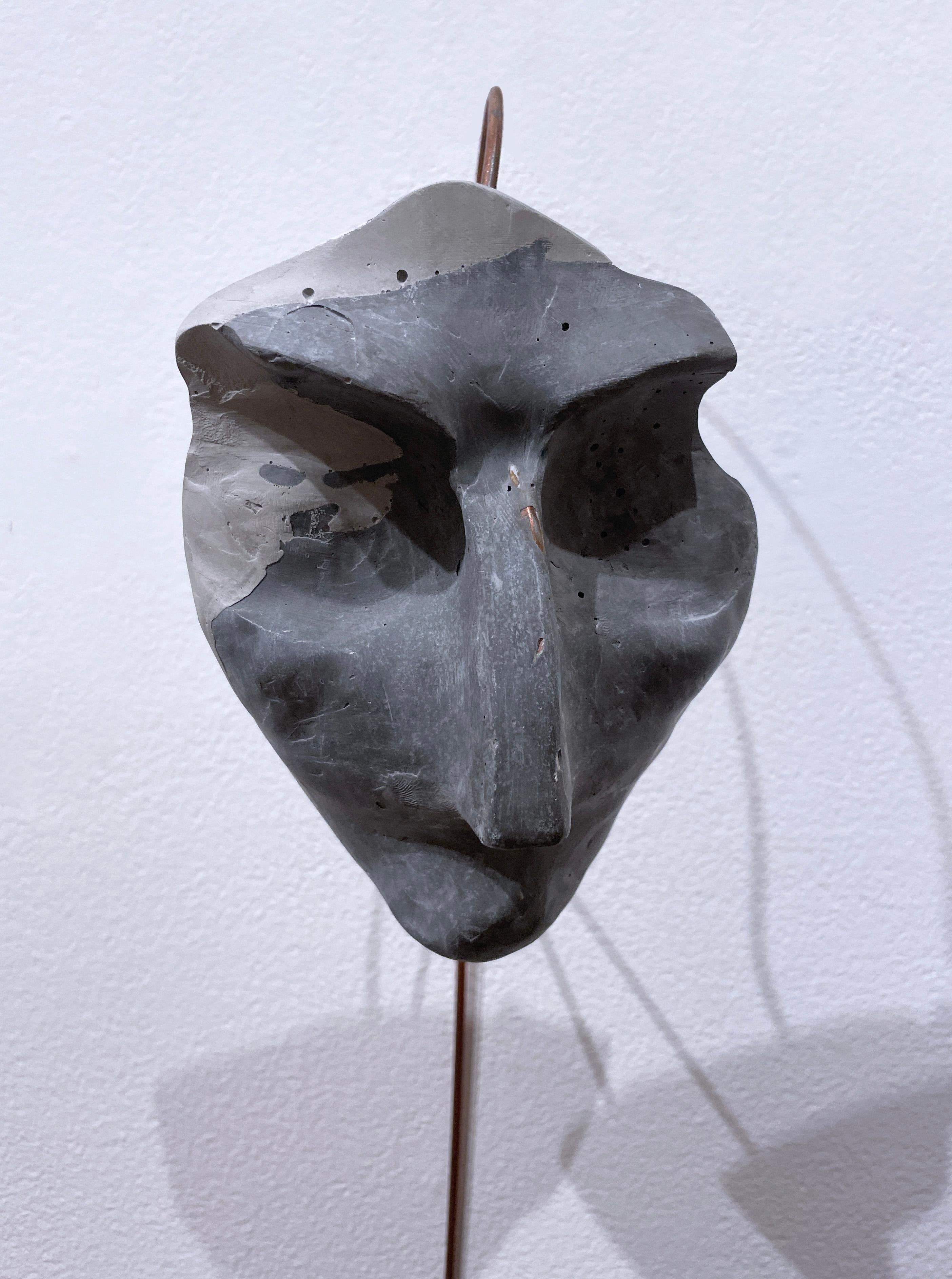 Sage marbré (2022), sculpture abstraite de visage en béton gris, fil métallique, terreux en vente 1