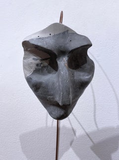 Marmorierte Salbei (2022), abstrakte Skulptur mit abstraktem Gesicht aus grauem Beton, Metalldraht, erdig