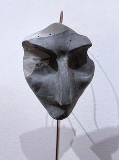 Marbled Sage (2022), graue abstrakte Gesichtsskulptur aus Beton, Metalldraht, erdig
