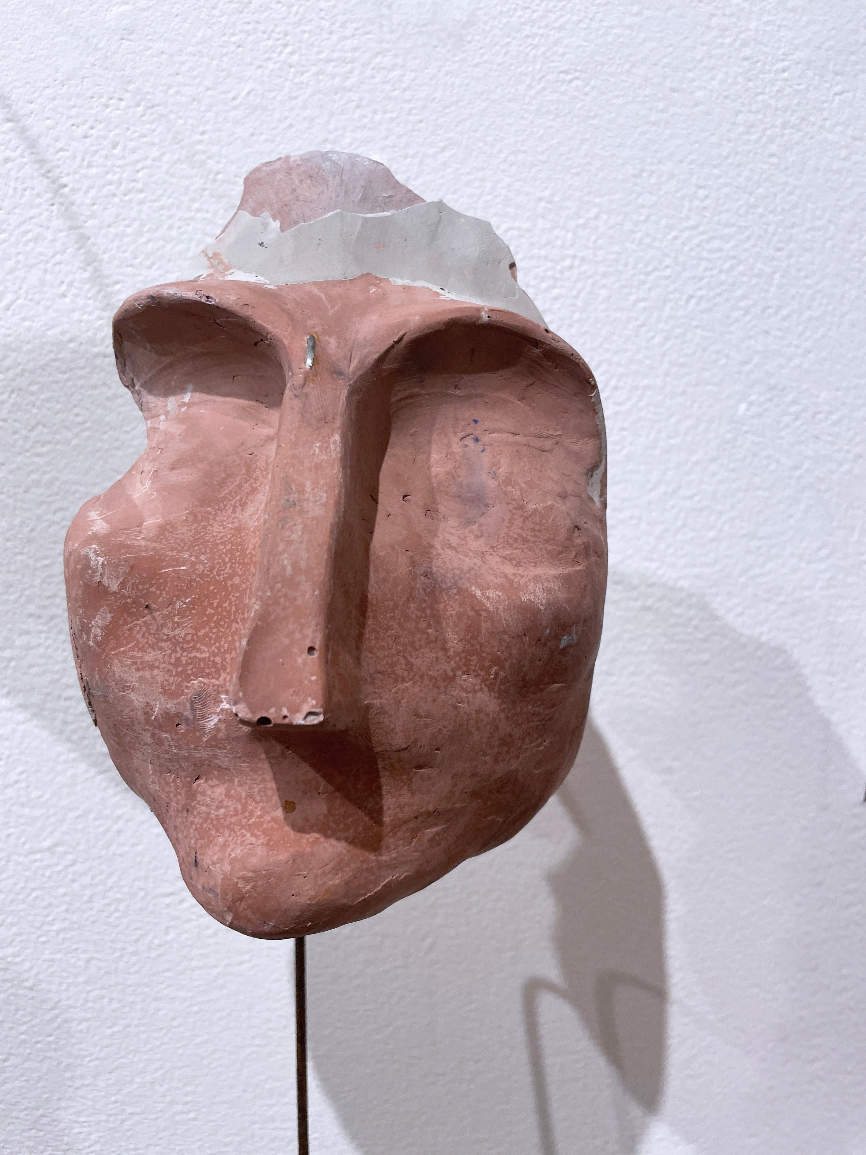 Red Clay Sage ( 2022), abstrakte Terrakotta- Betonskulptur mit abstraktem Gesichtsausschnitt, Metalldraht