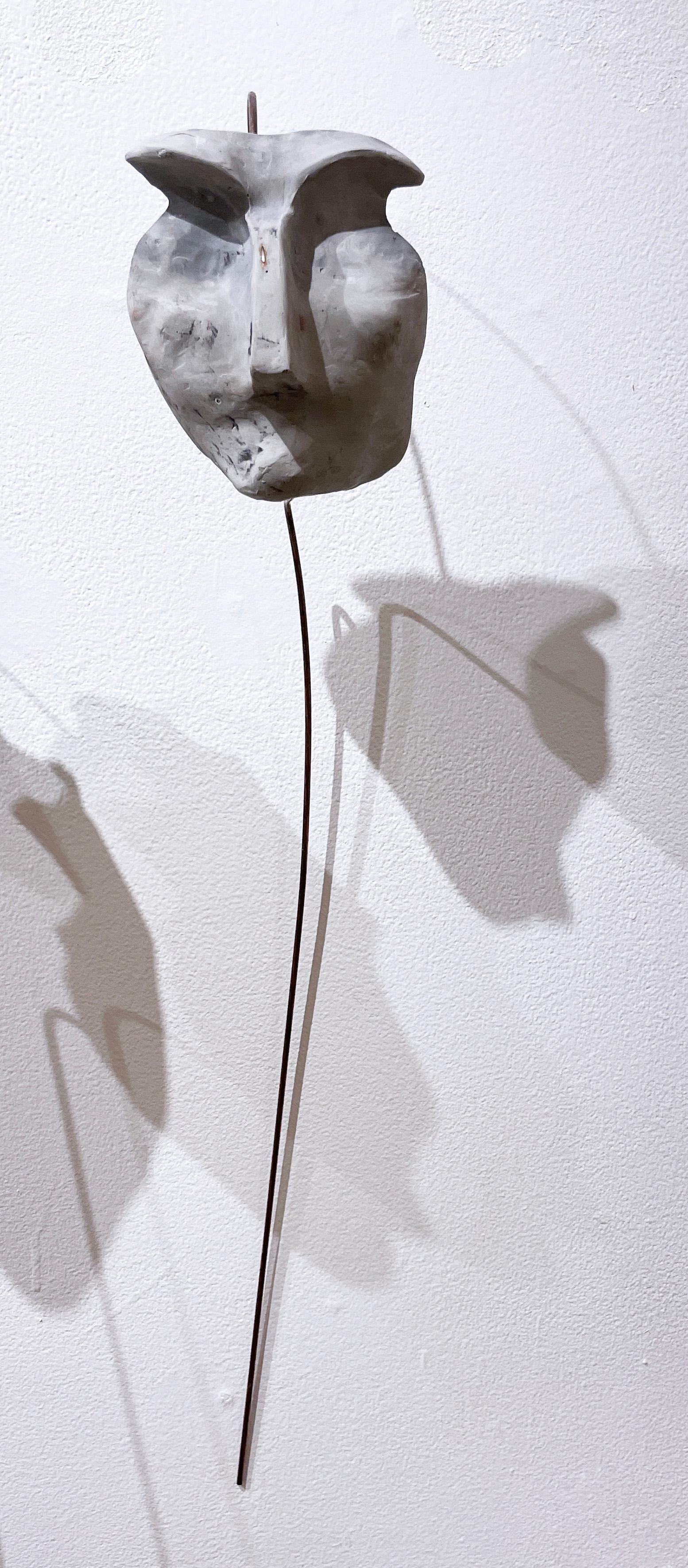 Sage moucheté (2022), sculpture abstraite de visage en béton gris, fil métallique, terreux - Sculpture de Dena Paige Fischer