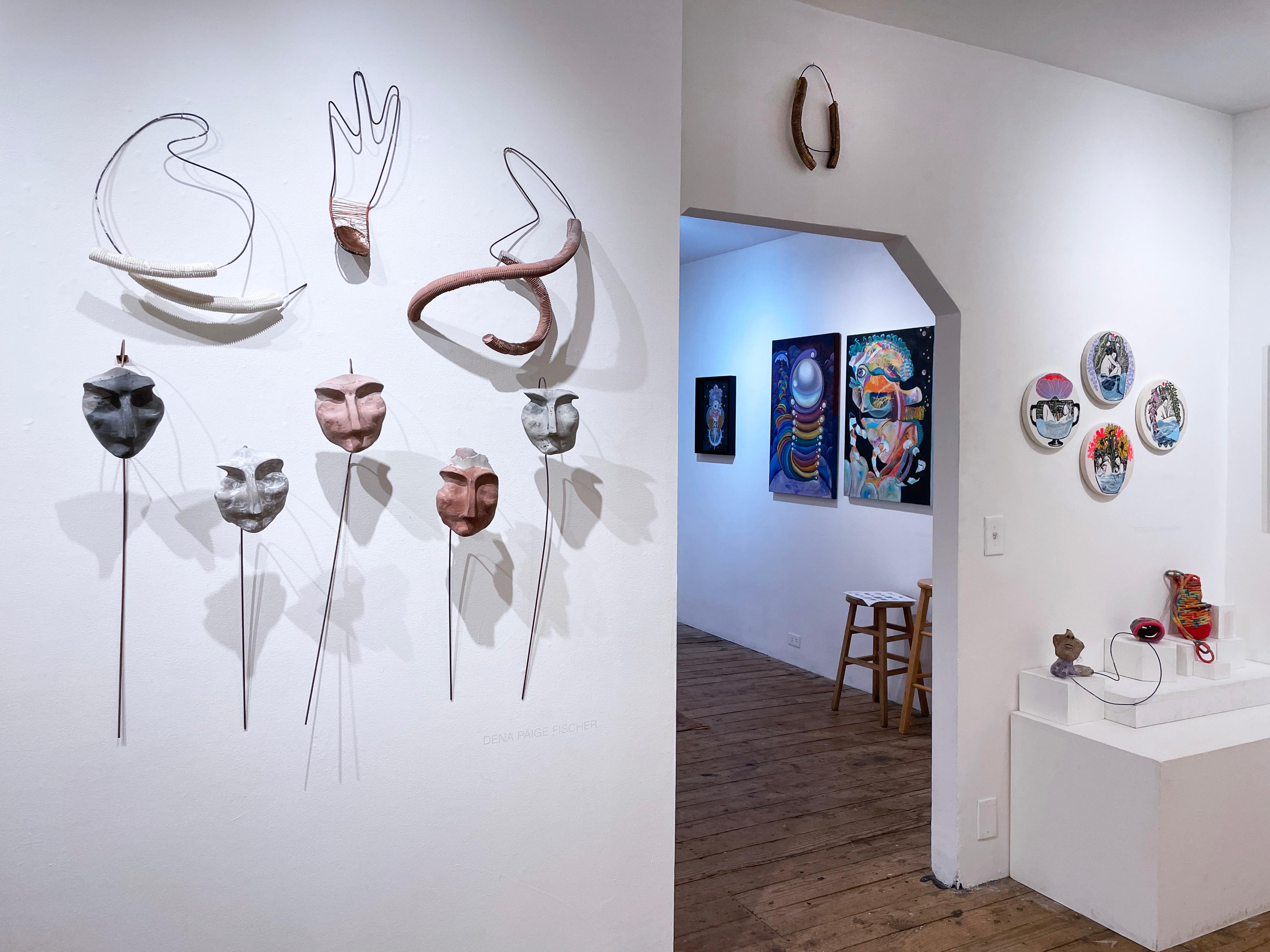 Whitewashed Sage (2022), scultura frontale in cemento grigio bianco, filo di metallo, terra in vendita 3