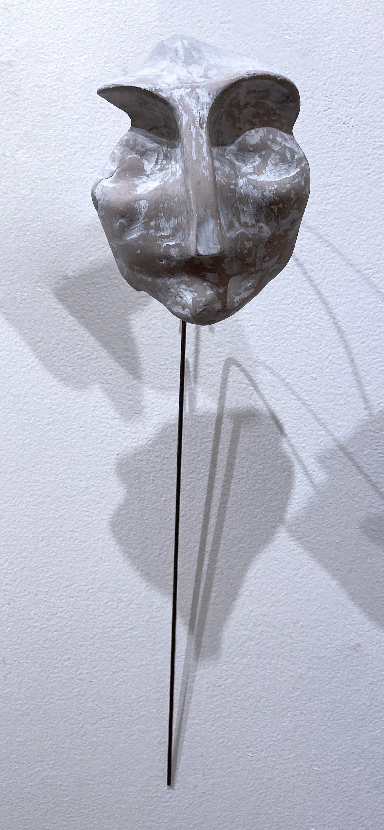 Sage blanchi à la chaux (2022), sculpture de visage en béton blanc gris, fil métallique, terreux - Contemporain Sculpture par Dena Paige Fischer