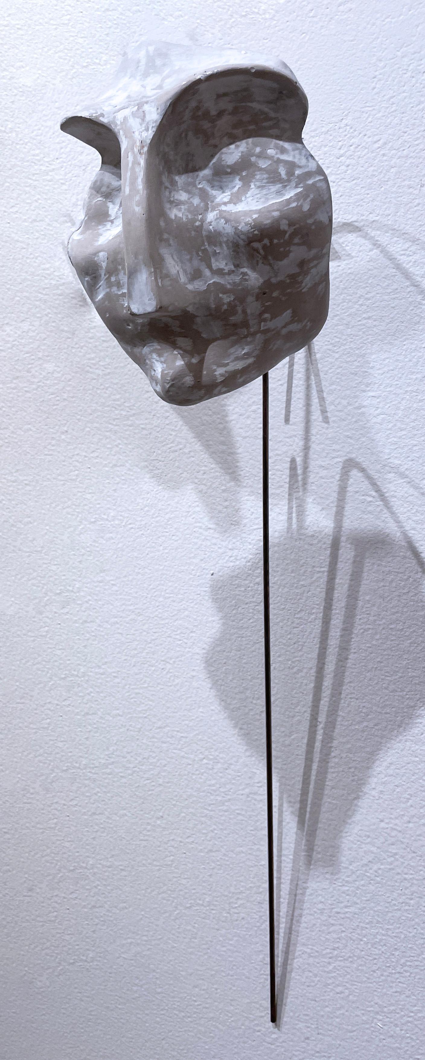 Whitewashed Sage (2022), scultura frontale in cemento grigio bianco, filo di metallo, terra - Abstract Sculpture Viola di Dena Paige Fischer