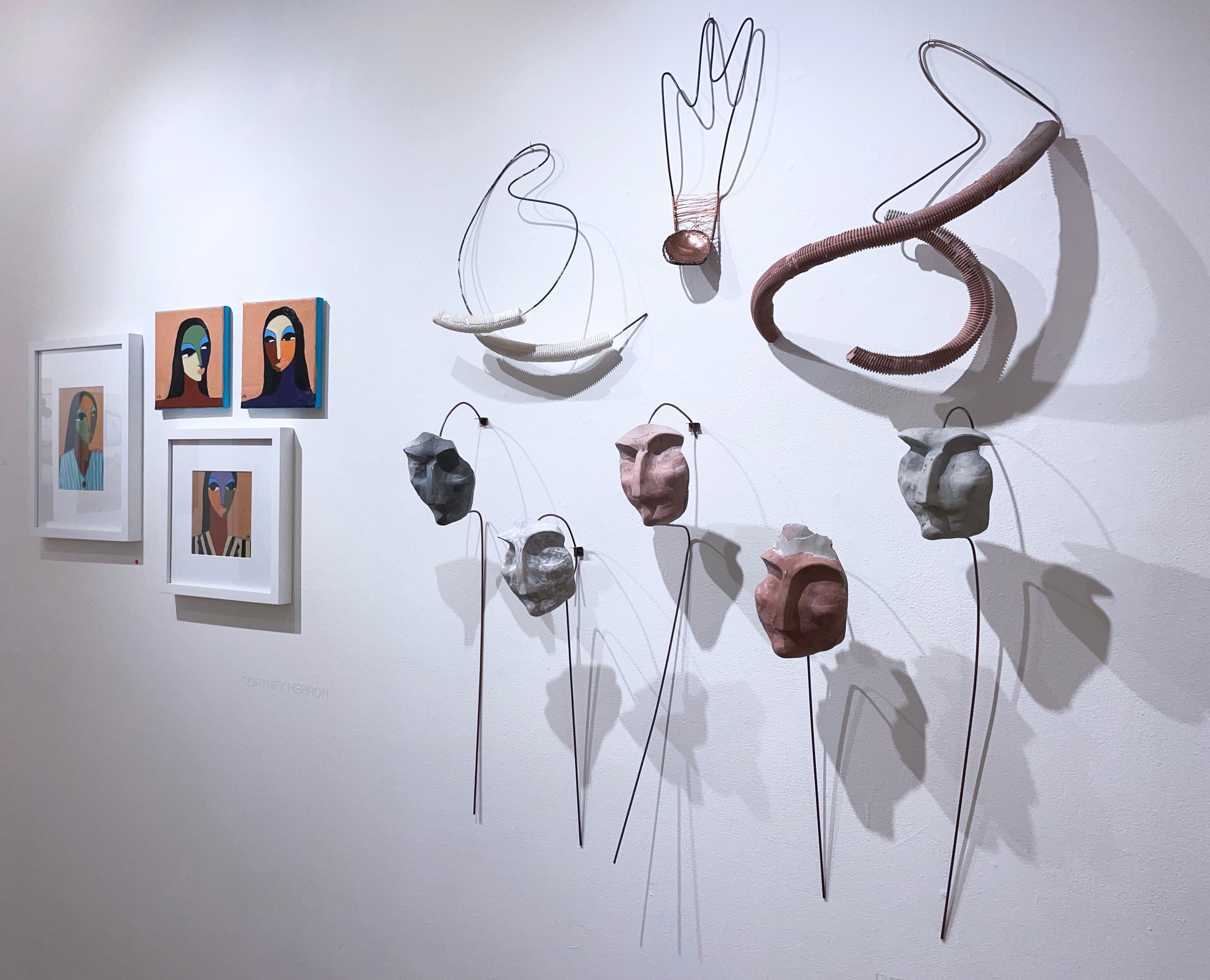 Whitewashed Sage (2022), scultura frontale in cemento grigio bianco, filo di metallo, terra in vendita 2