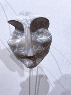 Sage blanchi à la chaux (2022), sculpture de visage en béton blanc gris, fil métallique, terreux