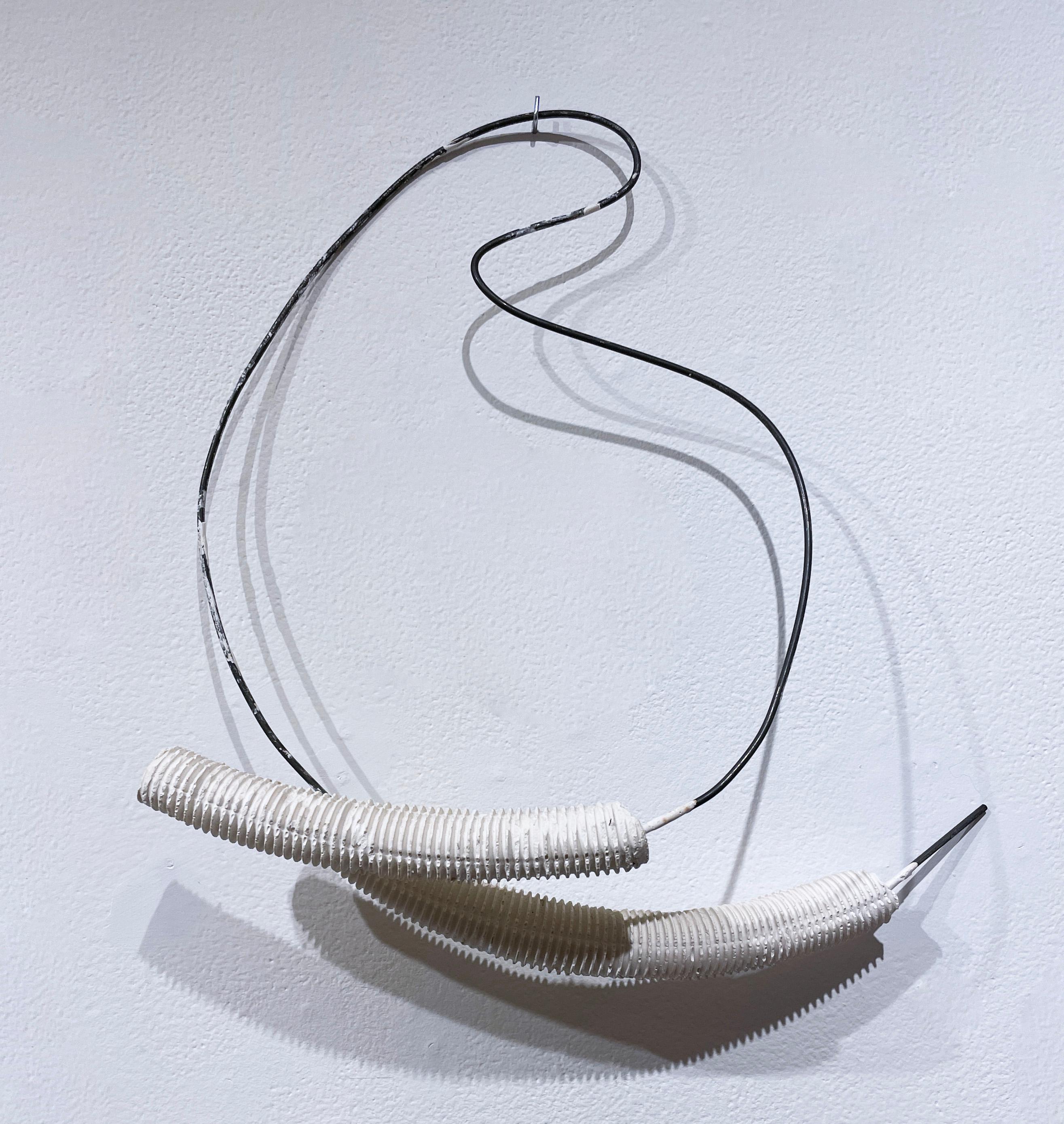 Forme en fil métallique avec pieds croisés (2021), sculpture abstraite hydrocale blanche, métal - Abstrait Sculpture par Dena Paige Fischer