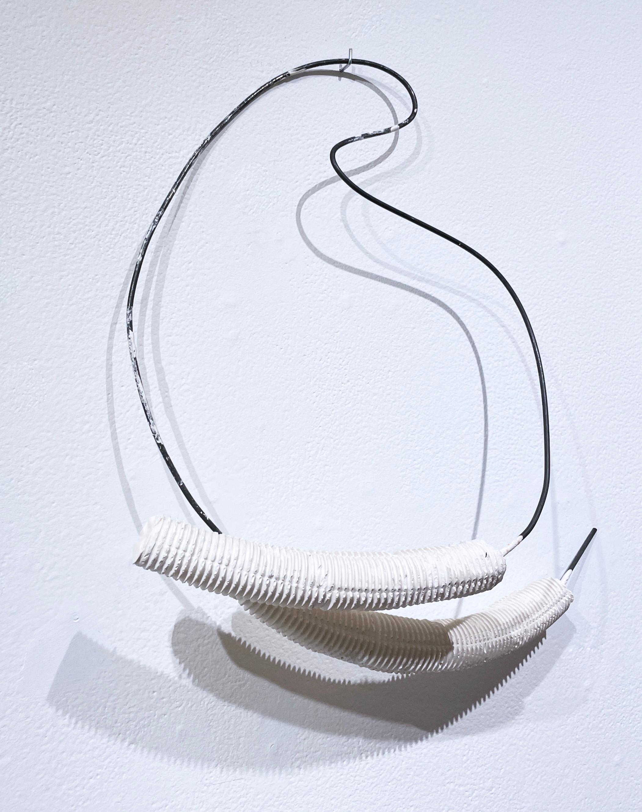 Forme en fil métallique avec pieds croisés (2021), sculpture abstraite hydrocale blanche, métal - Violet Abstract Sculpture par Dena Paige Fischer