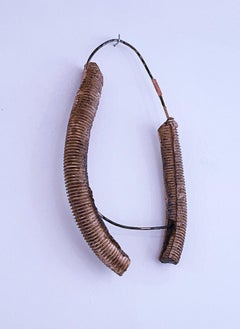 Wire with Golden Arms (2020), abstract sculpture, concrete, wire, copper, gold