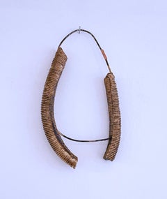 Alambre con brazos de oro (2020), escultura abstracta, hormigón, alambre, cobre, oro