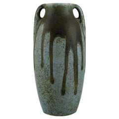 Denbac, Frankreich, Vase mit Griffen aus glasierter Keramik, schöne laufende Glasur