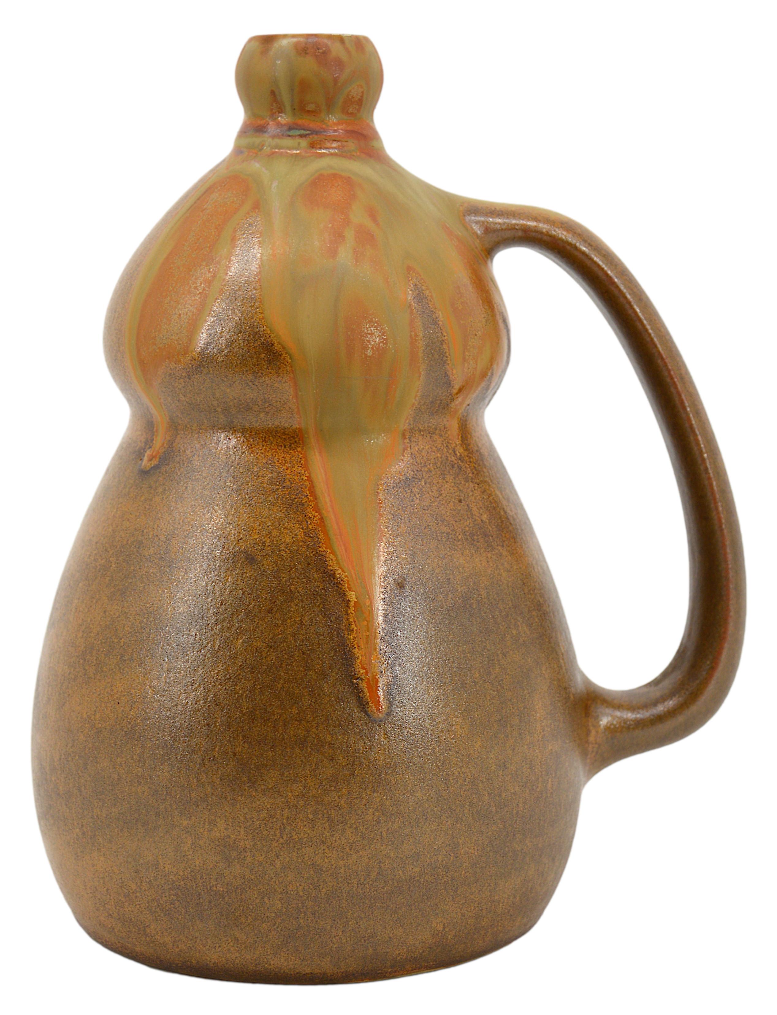 Rare bouteille en grès Art déco de DENERT & BALICHON (Vierzon), France, vers 1920. Spécialement conçu pour la marque de liqueur Cointreau. Hauteur : 20 cm, largeur : 16 cm, profondeur : 12,7 cm. Signé 