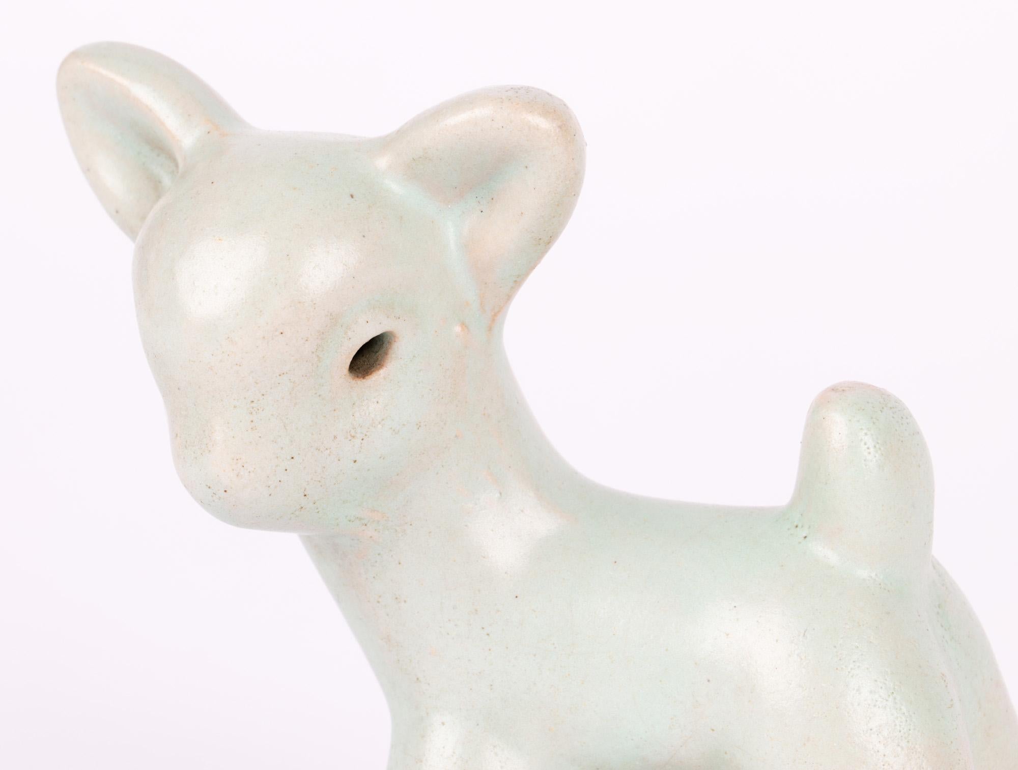 Ravissante figurine d'agneau en poterie anglaise Art déco, décorée de glaçures vertes, fabriquée par Denby et datant des années 1930. La figurine est fabriquée à la main et repose sur quatre pattes. La tête est tournée sur le côté, les oreilles et