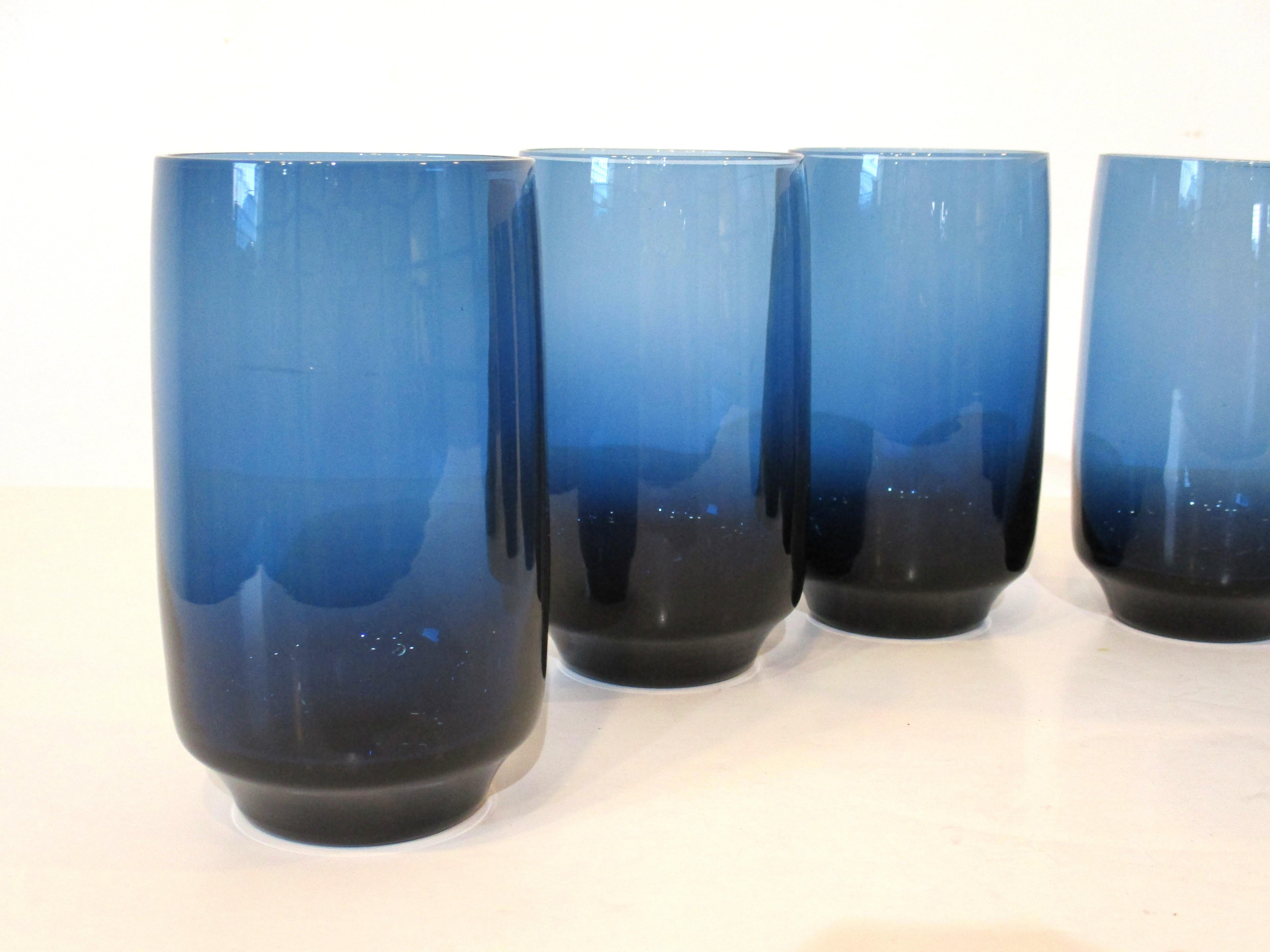 Mid-Century Modern Verres à gobelets suédois Vista bleu glace par Bo Borgstrom, Denby, Milnor en vente