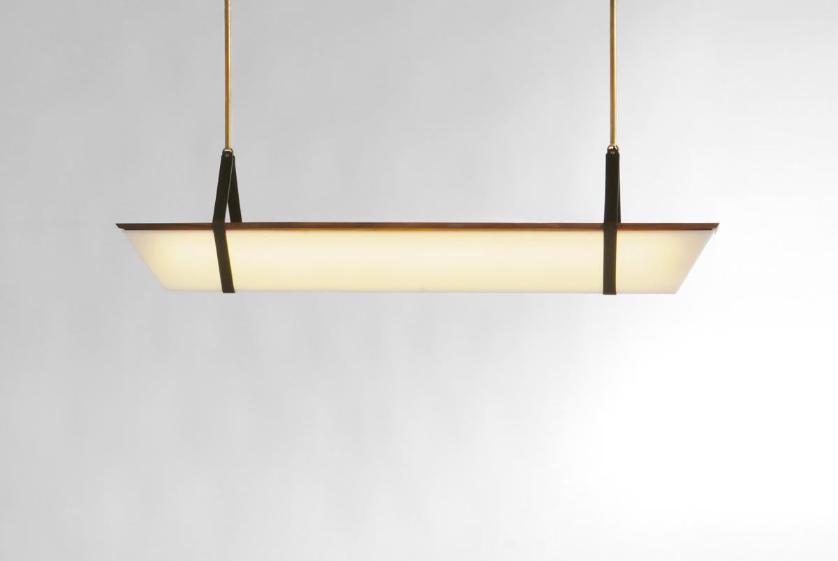Moderne Lampe suspendue de 6 pieds en noyer noir avec fixations en laiton par Hinterland Design en vente
