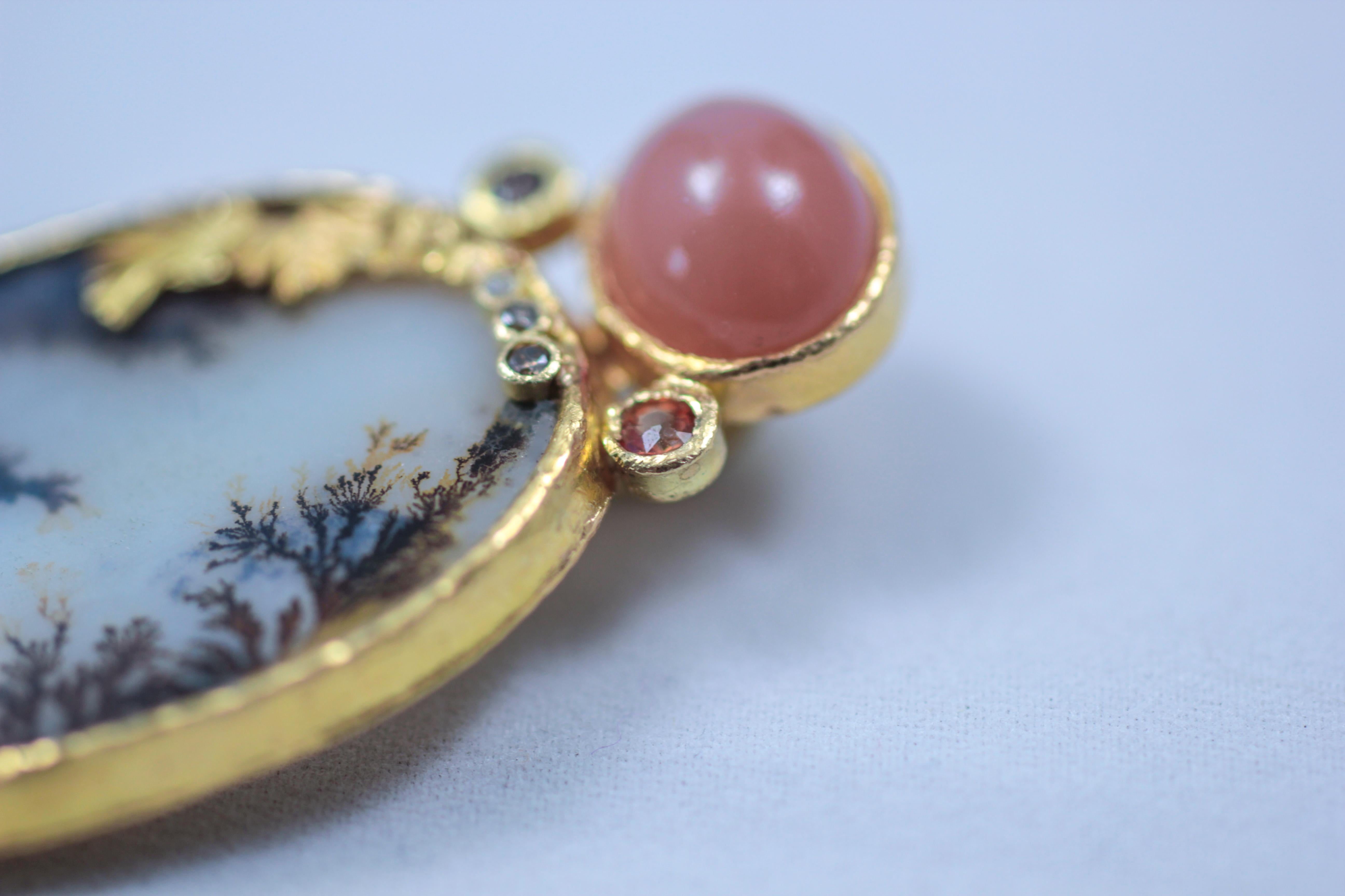 Lever du soleil. Collier ras du cou en agate dendrite, pierre de lune pêche et diamant. Une agate dendrite semblable à un tableau est sertie dans un chaton en or 21 carats, rehaussée d'une pierre de lune pêche et agrémentée de diamants et de