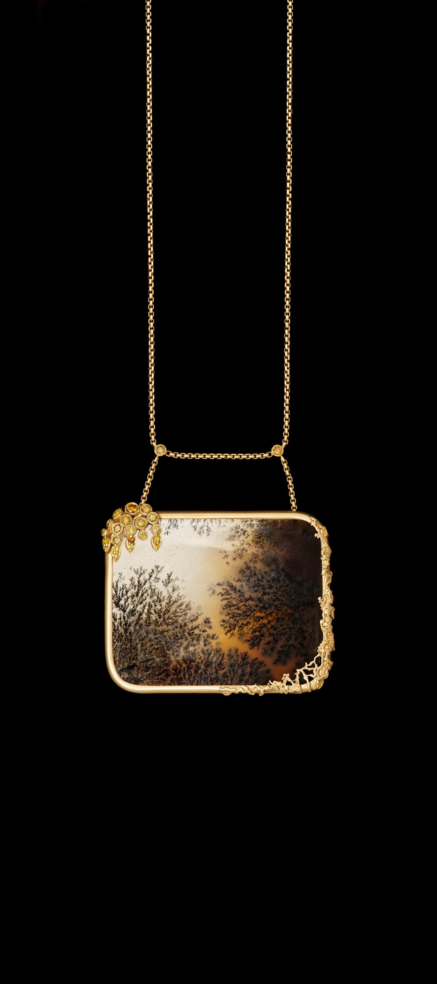 Centering upon a dendritic agate plaque, framed within an 18K gold frame accented with a canary & cognac diamond 'weeping willow' frond and foliate motifs, suspended from a similarly-set 18K gold link chain.

Made in New York City.

Description:
The