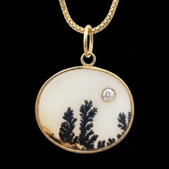 Pendentif ovale en agate dendritique, serti d'un diamant et en or 14 carats