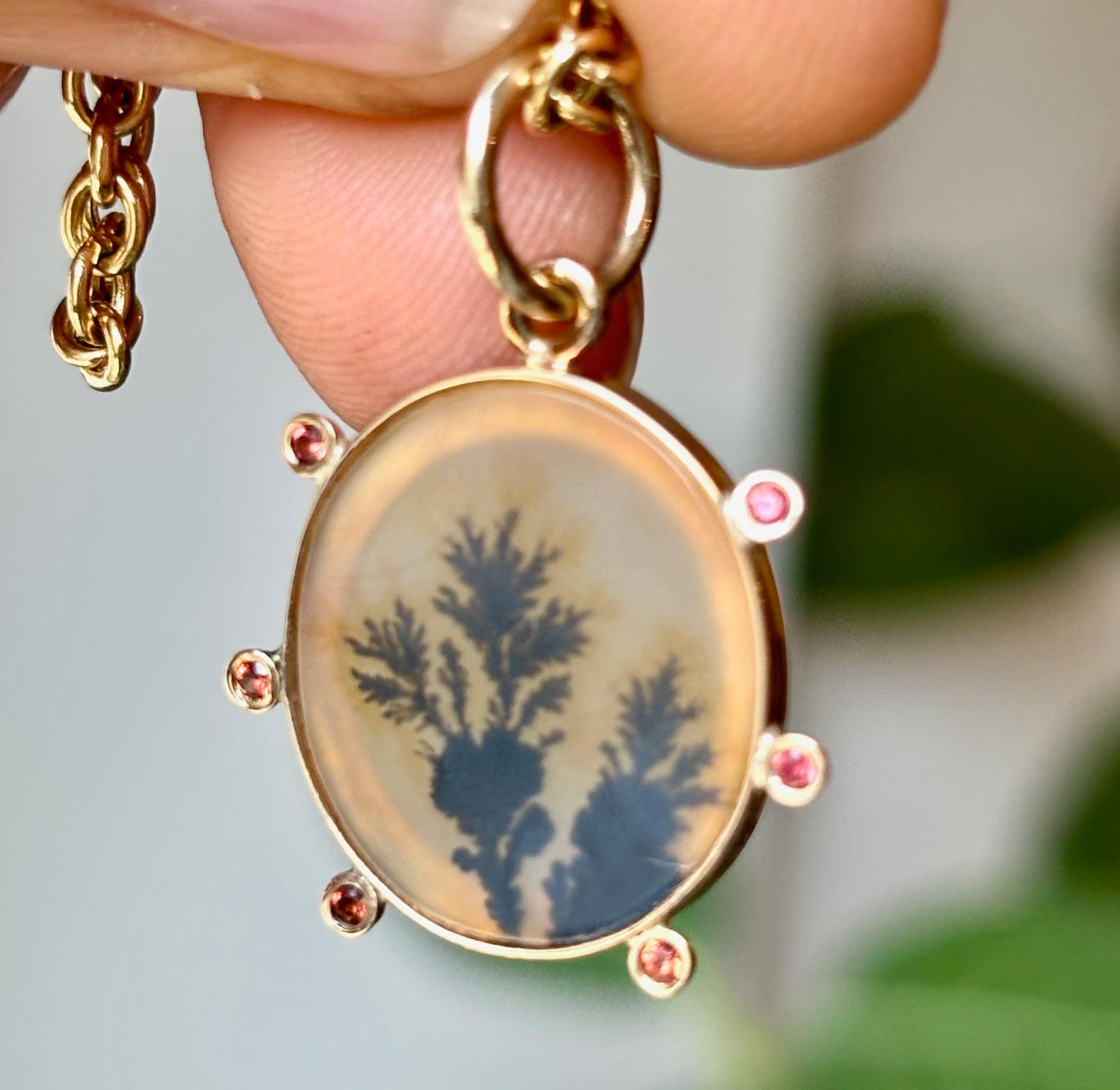 da uomo o donna Ciondolo in AGATA DENDRITICA, con zaffiri rosa intenso e oro 14k, HALO in vendita