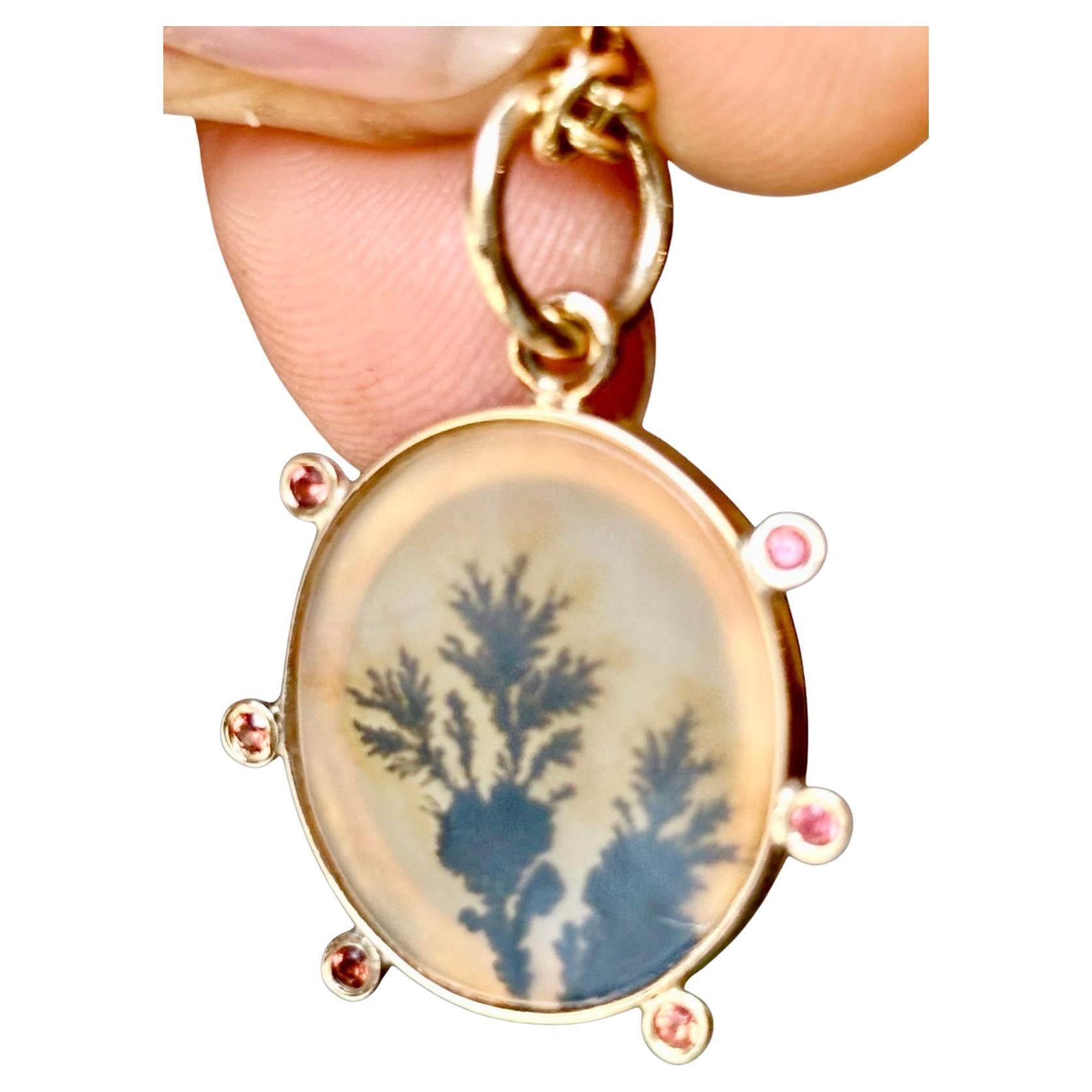 Taglio misto Ciondolo in AGATA DENDRITICA, con zaffiri rosa intenso e oro 14k, HALO in vendita