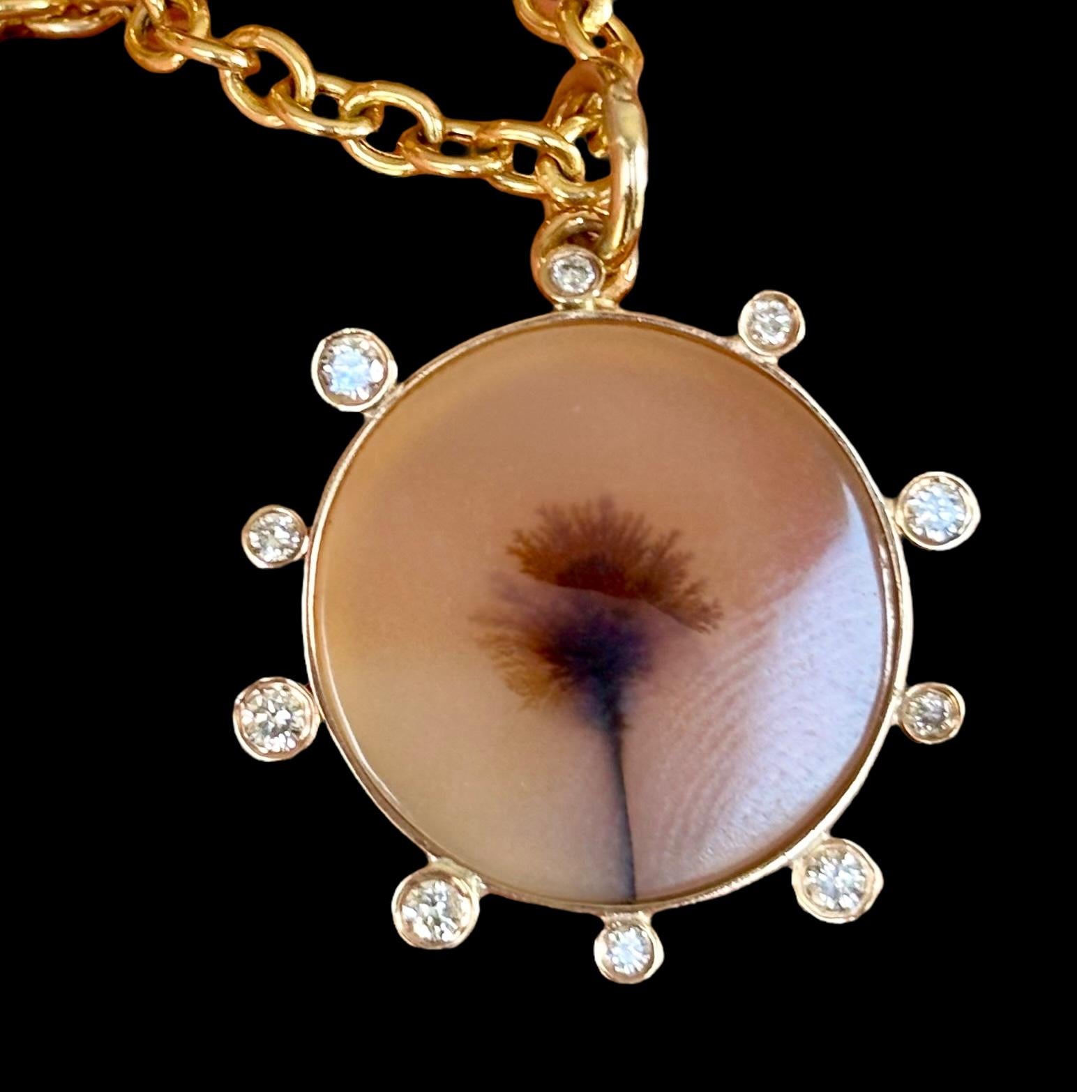 PENDENTIF EN AGATE DENDRITIQUE
SOUHAITS

Agate dendritique, diamants blancs, or 14k

L'agate dendritique est une rareté recherchée qui présente des inclusions en forme de branches. D'un seul coup d'œil, il n'est pas difficile de comprendre pourquoi