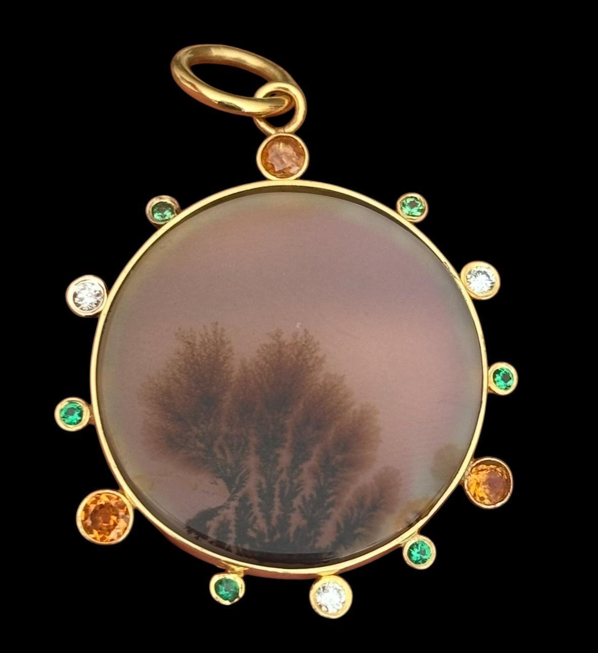Pendentif en agate dendritique

Agate dendritique, diamants, émeraudes, grenats mandarins et or 14k

L'agate dendritique est une rareté recherchée qui présente des inclusions en forme de branches. D'un seul coup d'œil, il n'est pas difficile de