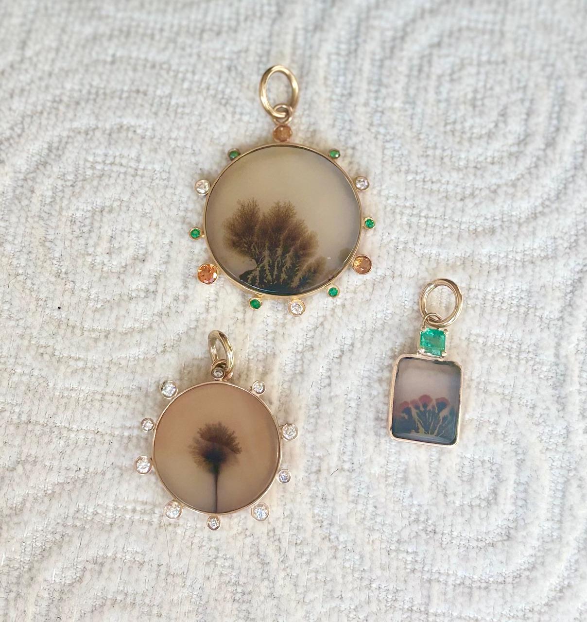 Pendentif DENDRItic AGATE avec émeraude et or 14 carats en vente 1