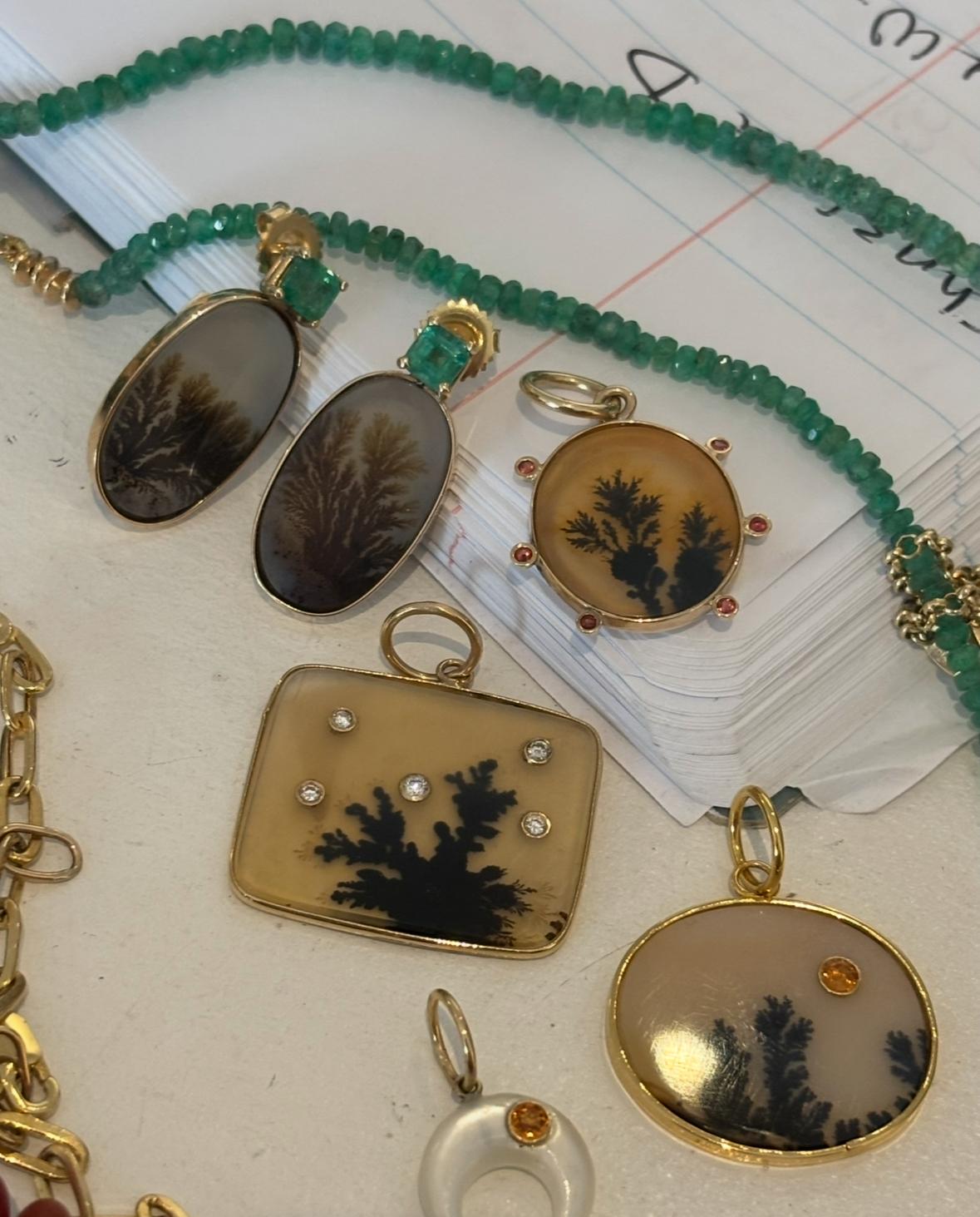 Pendentif en agate dendritique avec cinq diamants et or 14k en vente 1