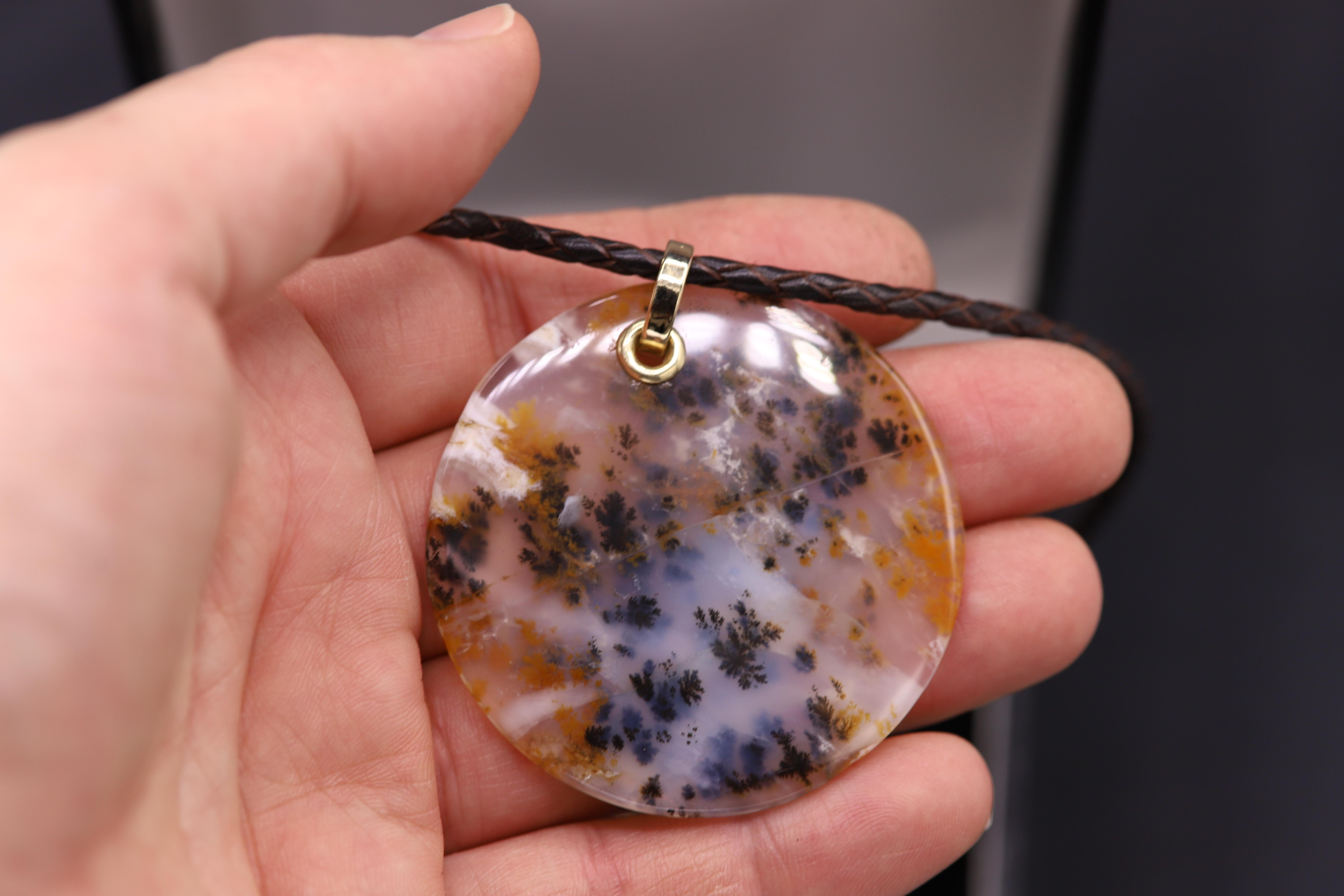 Women's Dendritic Moss Agate Necklace Round Natural Stone 14 Karat Yellow Gold & Leather For Sale