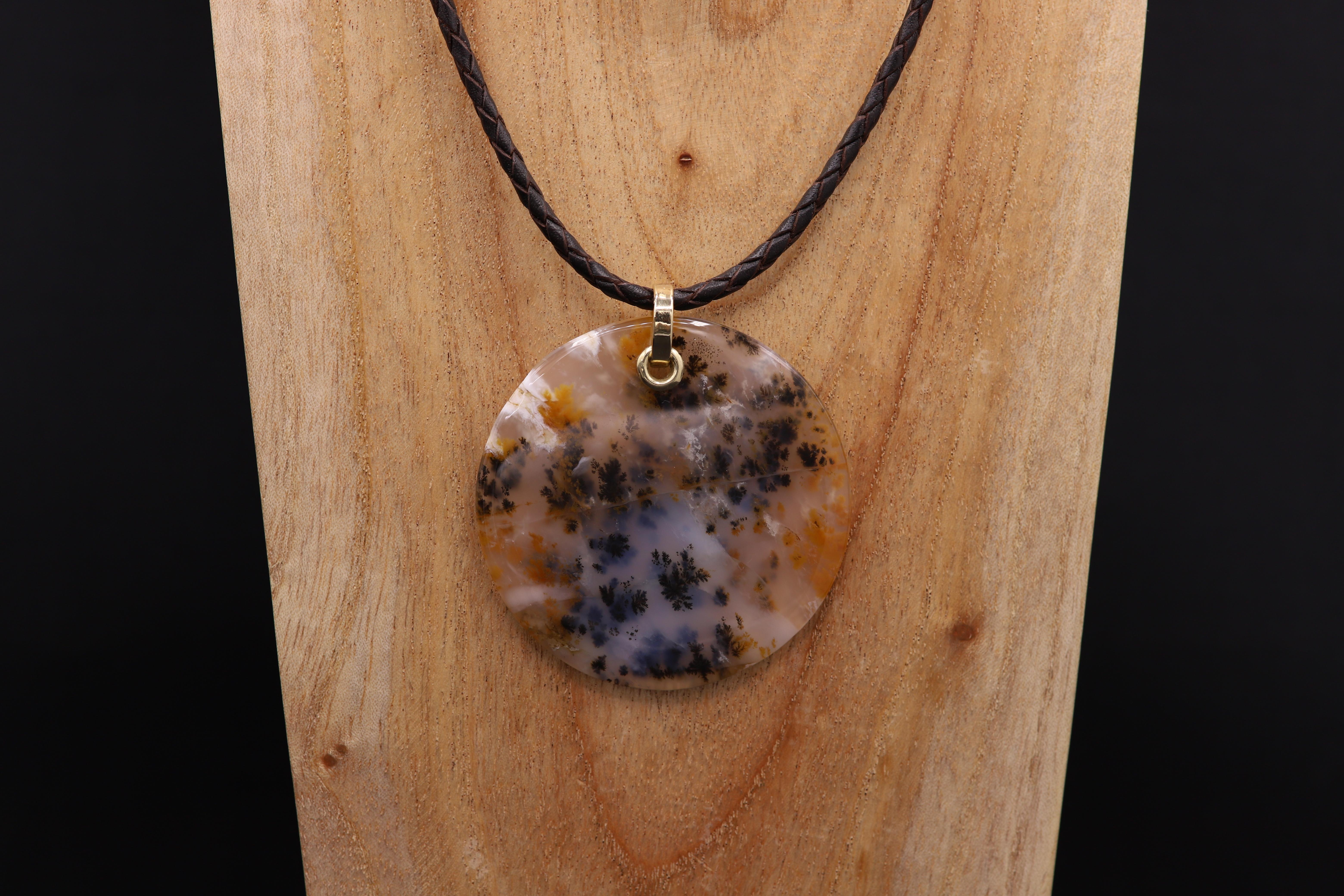 Dendritic Moss Agate Necklace Round Natural Stone 14 Karat Yellow Gold & Leather For Sale 2