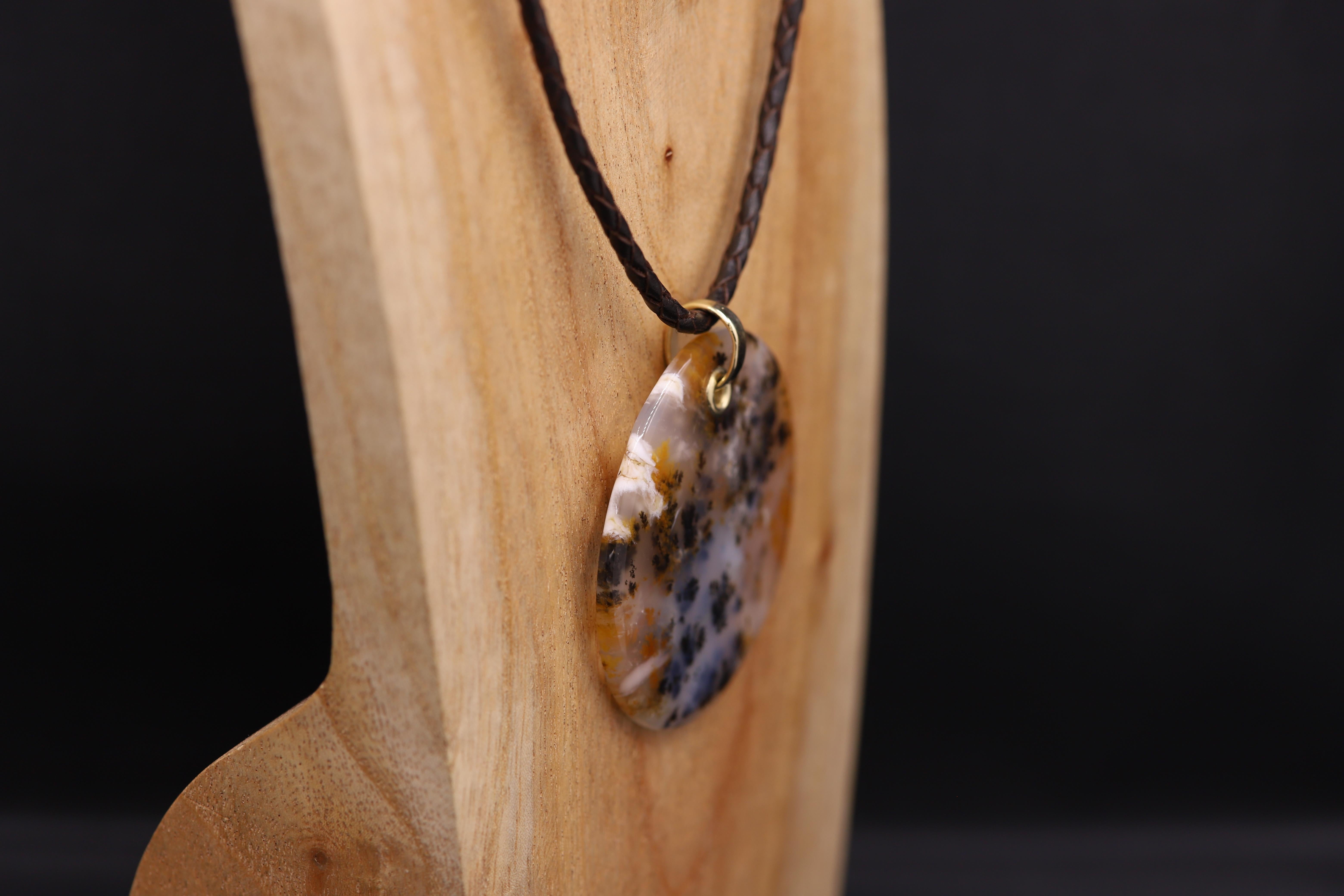 Dendritic Moss Agate Necklace Round Natural Stone 14 Karat Yellow Gold & Leather For Sale 3