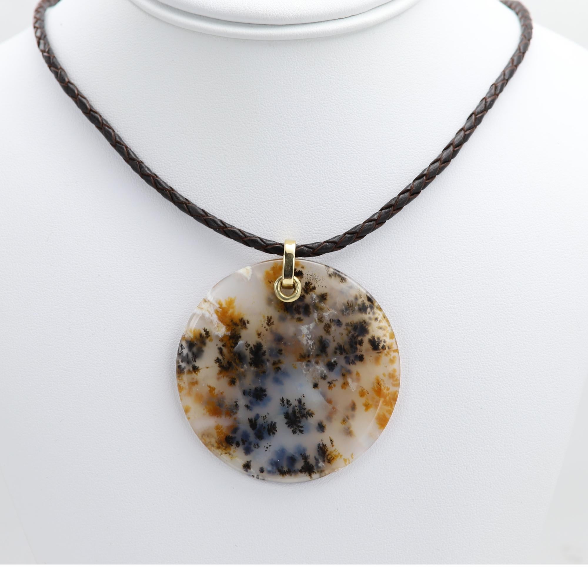 Collier en pierre naturelle
Couleurs Brilliantes et
Serti de pièces en or véritable 14k
Type de pierre : Pierre : Agate mousse dendritique naturelle
Taille : environ 2 pouces de diamètre
Cordon en cuir de fabrication italienne - longueur réglable