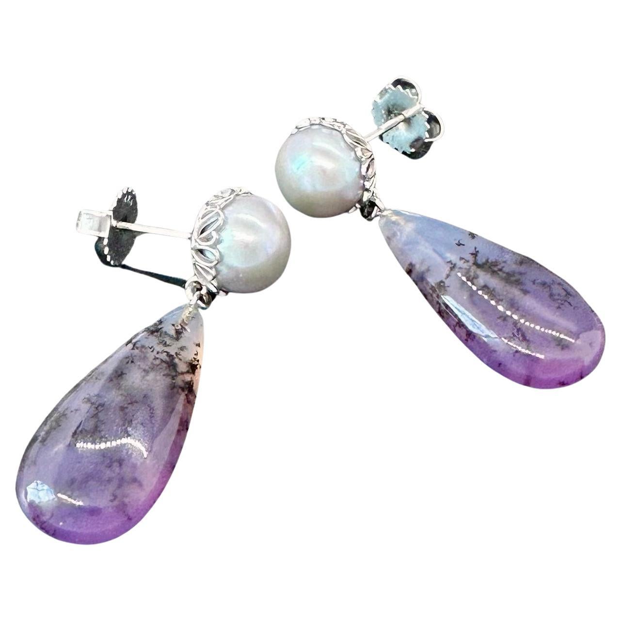 Boucles d'oreilles pendantes en calcédoine mauve dendritique, perle bouton grise et or blanc 14k en vente