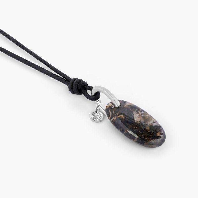 Dendritischer Quarz (38,50ct) Halskette aus 18k Weißgold

Ein glatter, ovaler Dendritenquarz aus Brasilien ist in einer Schlaufe aus 18 Karat Weißgold gefasst, so dass die rohe und organische Schönheit des Steins von allen Seiten bewundert werden