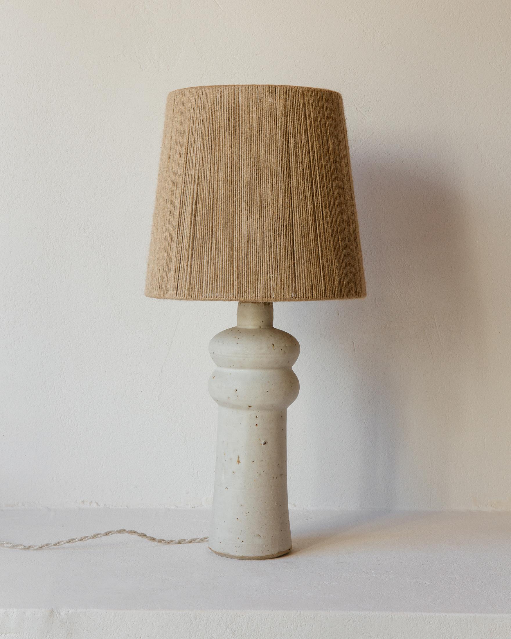 Deneb White Cream Matt Ceramic Table Lamp by Grès Éditions
Unique Piece.
Dimensions: Lampshade: Ø 32 x H 26 cm.
Base: H 35 cm.
Materials: Jute and ceramic.
Weight: 3,2 kg.

Dimensions may vary. Please contact us.

Electrical system: linen woven