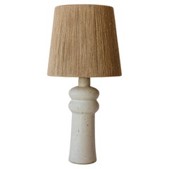 Lampe de table Deneb en céramique mate blanc crème par Grès Éditions