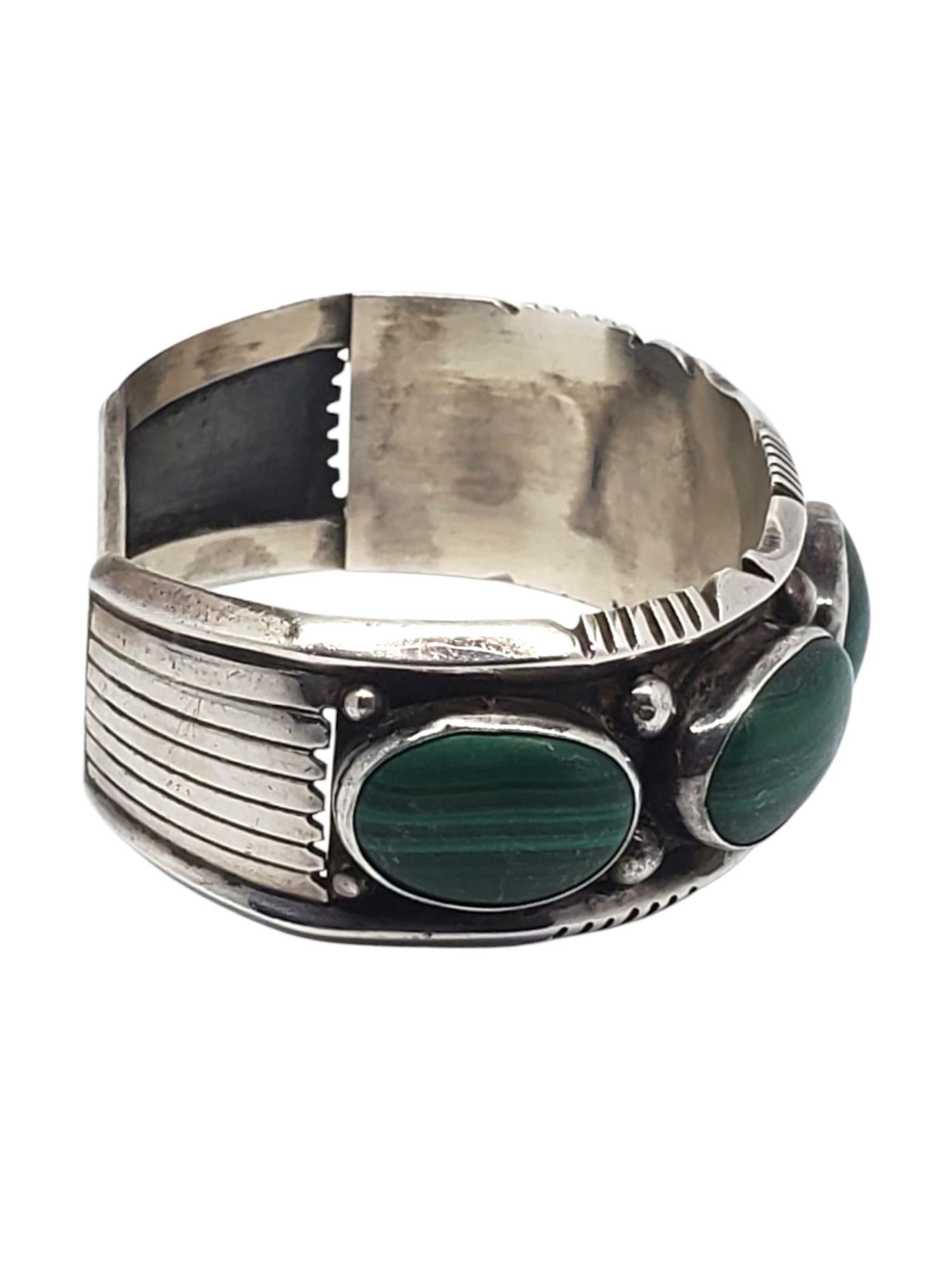 Pulsera brazalete navajo de malaquita de plata de ley Denetdale -

Esta pulsera puño vintage navajo de Denetdale presenta cinco cabujones de malaquita (17,12 mm x 13,06 mm) engastados en un marco de plata de ley en relieve.

Tamaño : 6,5